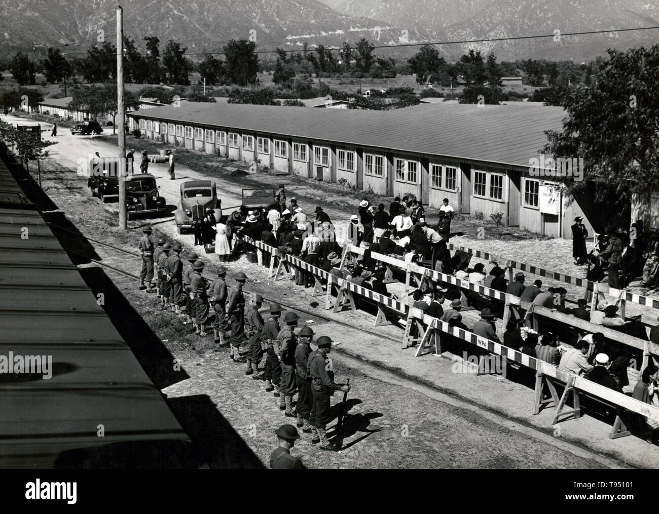 Intitulé : 'en attente d'enregistrement à la Santa Anita centre d'accueil.' l'internement des Américains d'origine japonaise pendant la DEUXIÈME GUERRE MONDIALE ont la réinstallation forcée et d'incarcération dans des camps de 110,000-120 000 personnes d'origine japonaise (62  % des internés étaient citoyens américains) commandé par le président Roosevelt peu après le Japon attaque sur Pearl Harbor. Américains ont été incarcérés en se fondant sur les concentrations de population locale et la politique régionale. Banque D'Images