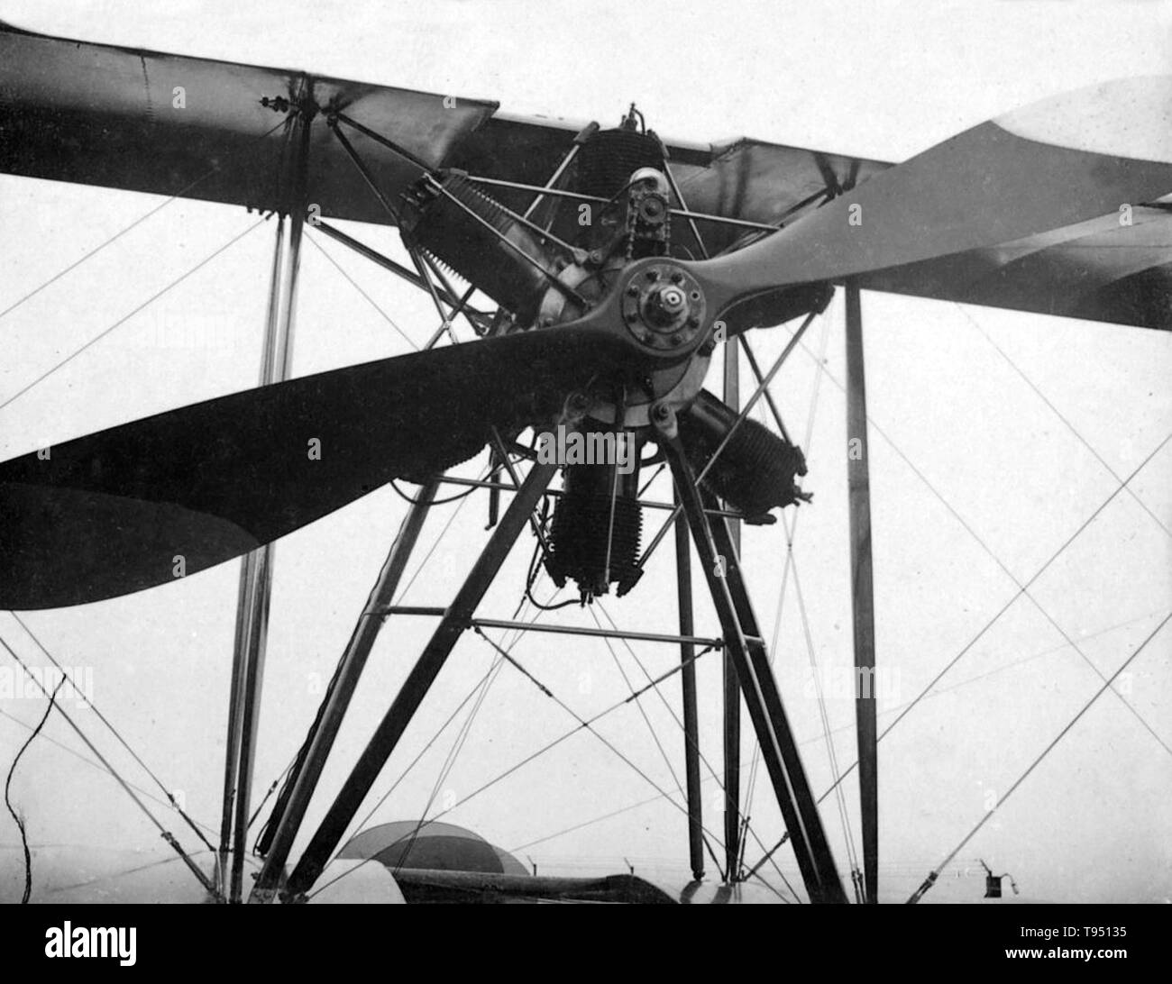 Christian Jacob Ellehammer Hansen (1871-1946) était un horloger et inventeur qui fait premières contributions à l'aviation. Pas au courant de la réussite des frères Wright une couple d'années plus tôt, Ellehammer a travaillé dans l'isolement d'inventer un moyen de vol, un exploit qu'il atteint dans un biplan "semi-' le 12 septembre 1906. Il s'est vite déplacé son attention à vol vertical de plaisance, succédant en 1912 à hopping le long au-dessus du sol dans un hélicoptère expérimental. Banque D'Images