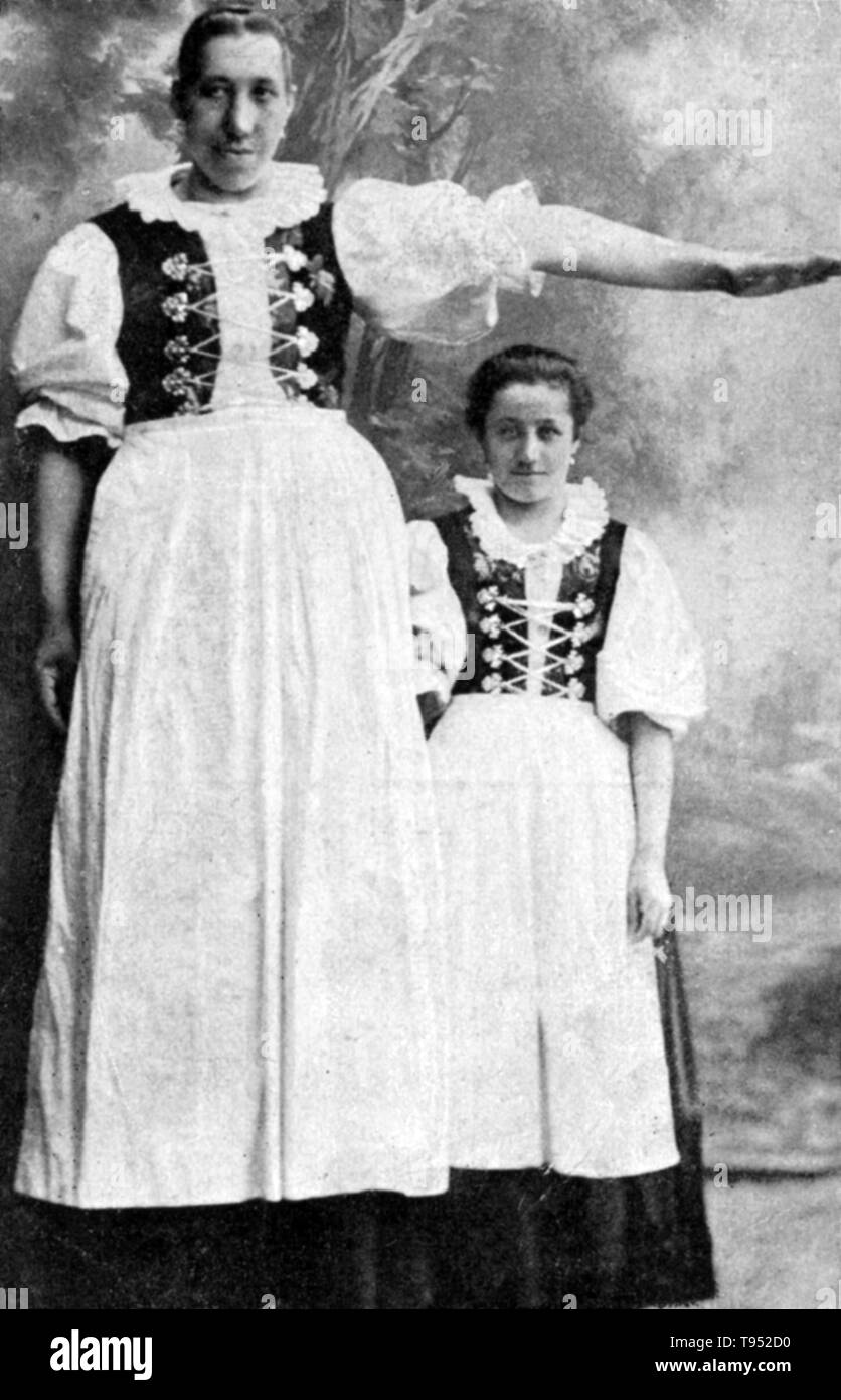 Carte postale de Mariedl, la tyrolienne géante. 'L'âge de 27 ans, poids 360lbs Son régime alimentaire était composé de céréales et de légumes, 14lbs, 2 litres OXO et 1 litre de lait." Maria Fassnauer (Février 28, 1879 - décembre 4, 1917) a été la géante du Tirol (Tiroler Riesin). Par l'âge de 15 ans Maria avait atteint une hauteur de 7 pieds. Elle a attiré l'attention d'un côté à montrer des opérateurs qui a offert de payer la famille pour la permission de mettre Maria sur l'affichage à des foires et festivals, mais ils ont refusé toutes les offres. Banque D'Images