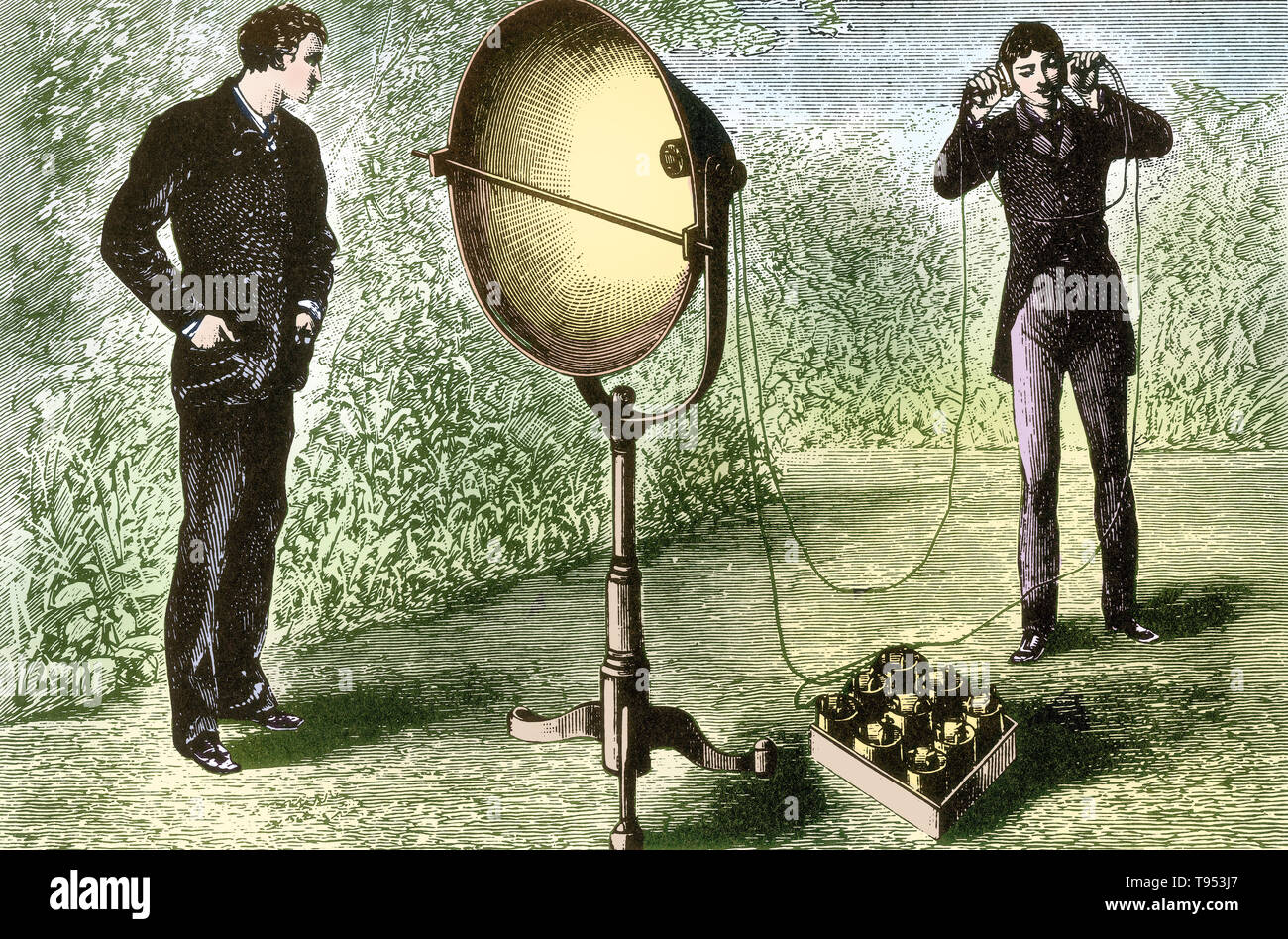 Les éléments essentiels d'un téléphone sont d'un microphone (émetteur) et de parler dans un écouteur (récepteur) qui reproduit la voix de la personne. Le (plus tard étant donné le photophone nom secondaire radiophone) était semblable à un téléphone, sauf qu'il a utilisé la lumière modulée comme moyen de transmission sans fil bien que le téléphone s'est appuyé sur l'électricité modulé reportés un fil conducteur du circuit. Banque D'Images