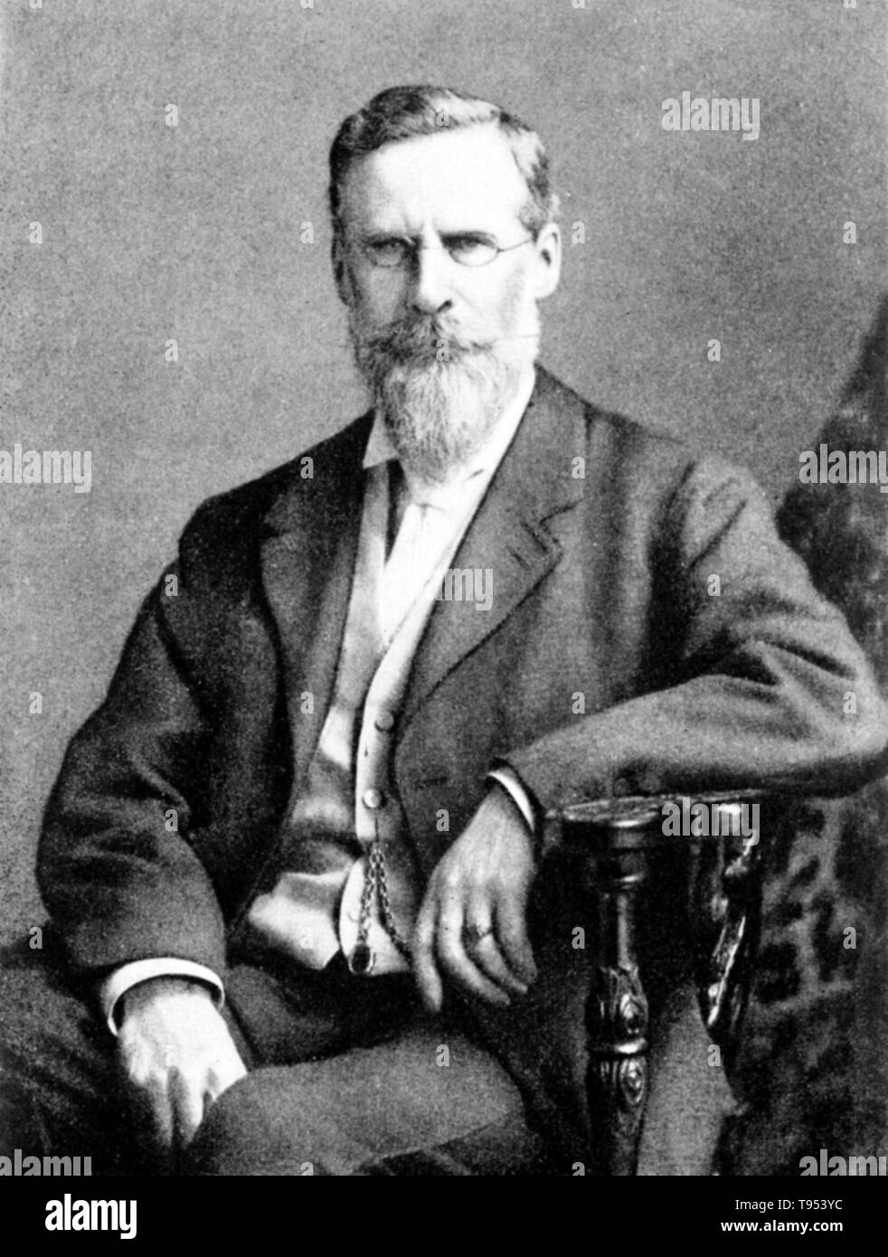 William Crookes (17 juin 1832 - 4 avril 1919) était un physicien et chimiste anglais, spectroscopie. En 1861, il a découvert un élément inconnu auparavant avec une raie d'émission vert clair dans son spectre et nommé l'élément le thallium. En 1895, il a identifié le premier échantillon d'hélium. Banque D'Images
