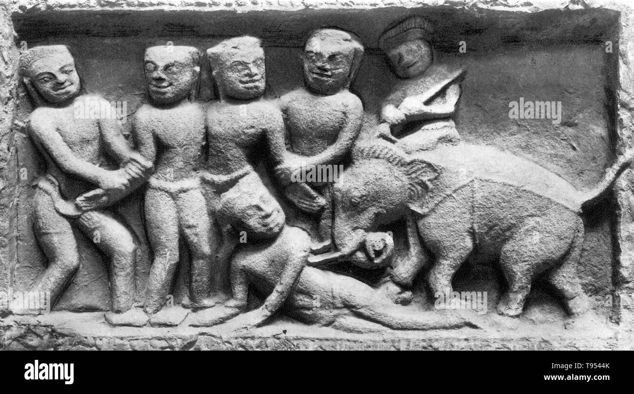 Bas-relief d'exécution par éléphant à Preah Khan (l'Épée Royale) un temple à Angkor, Cambodge, construite au 12ème siècle. Exécution par éléphant était une méthode courante de la peine capitale en Asie du Sud et du Sud-Est, en particulier en Inde, où les éléphants d'Asie ont servi à écraser, démembrer, ou la torture des prisonniers dans des exécutions publiques. Les animaux ont été formés et polyvalents, capables de tuer immédiatement les victimes de torture ou les lentement sur une période prolongée. Banque D'Images