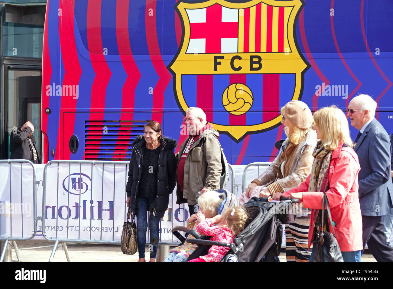 Les gens posent pour les photos en face de l'entraîneur de l'équipe du FC Barcelone en face de l'hôtel Hilton Hotel Liverpool, Royaume-Uni Banque D'Images