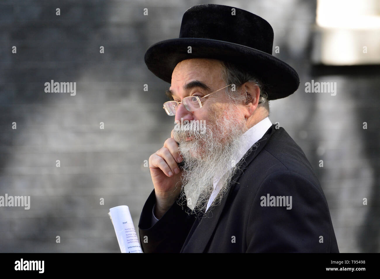 Londres, Angleterre, Royaume-Uni. Abraham Pinter - rabbin Haredi/politicien de Stamford Hill, représente les intérêts de la Communauté Juive de Londres Forum. Sur son mobi Banque D'Images