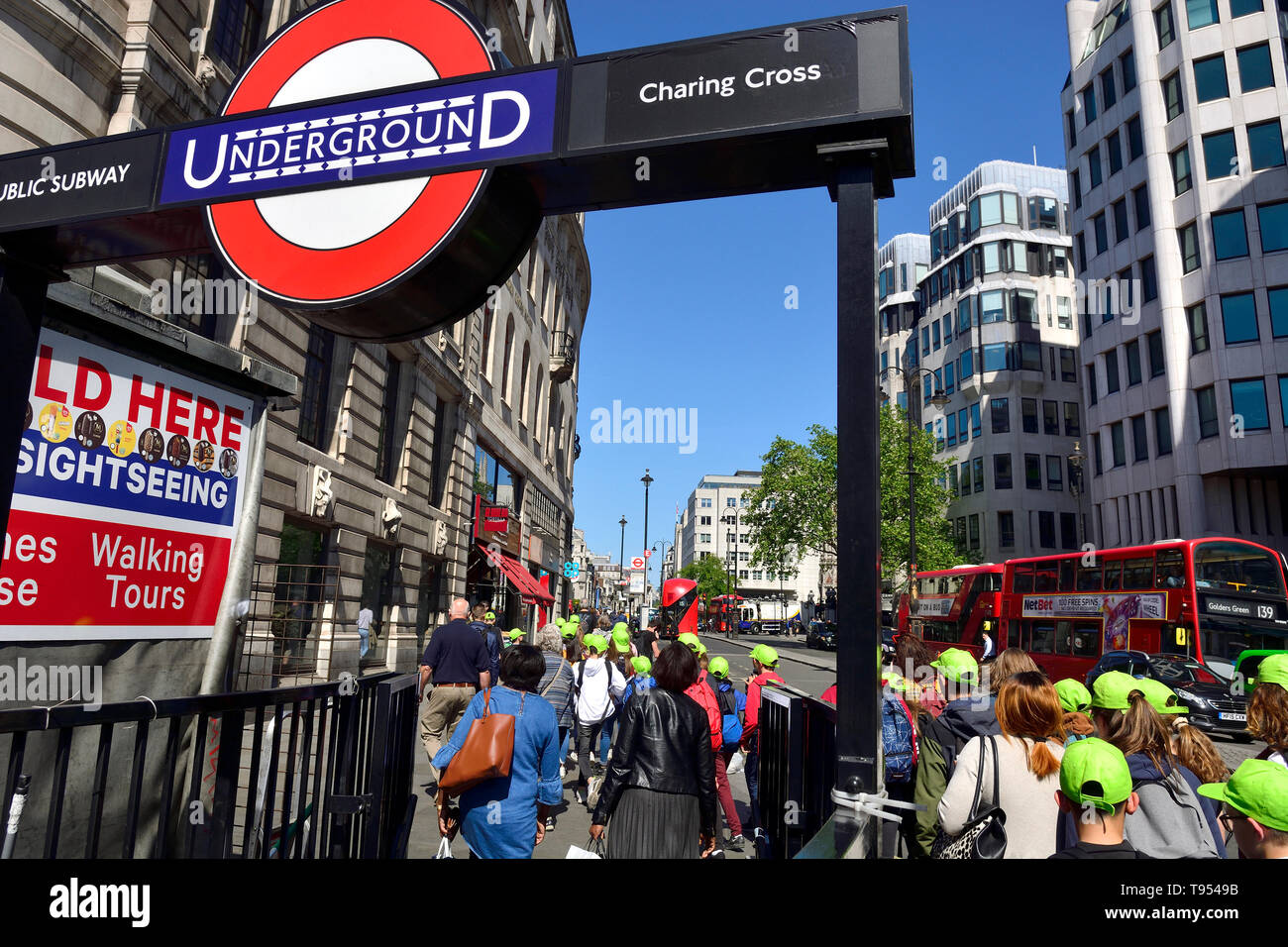 Londres, Angleterre, Royaume-Uni. Les élèves passant de la station de métro Charing Cross dans le Strand Banque D'Images