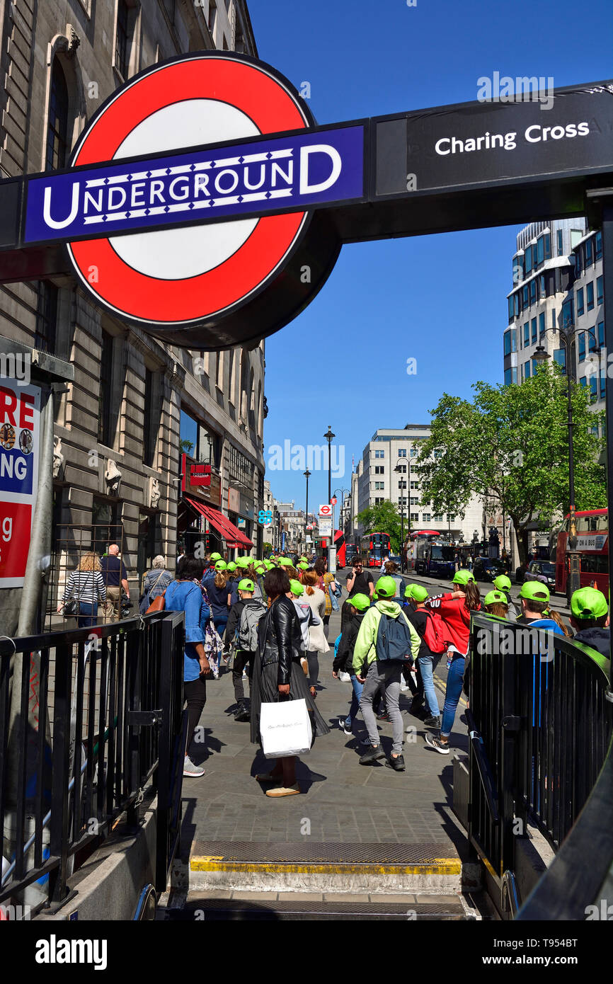 Londres, Angleterre, Royaume-Uni. Les élèves passant de la station de métro Charing Cross dans le Strand Banque D'Images