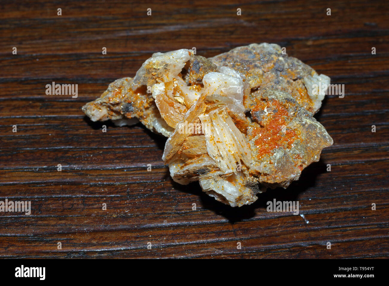 La Vanadinite rock du Maroc isolated close-up Banque D'Images