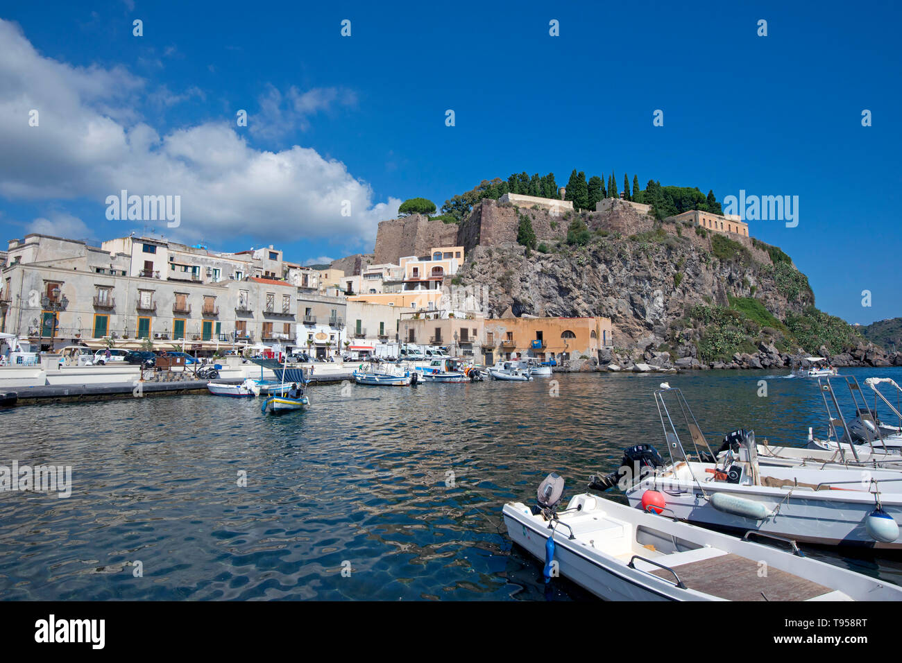   Toutes les images des bateaux de pêche à Marina Corta, ville de Lipari, l'île de Lipari, iles Eoliennes, Patrimoine Mondial de l'UNESCO Banque D'Images