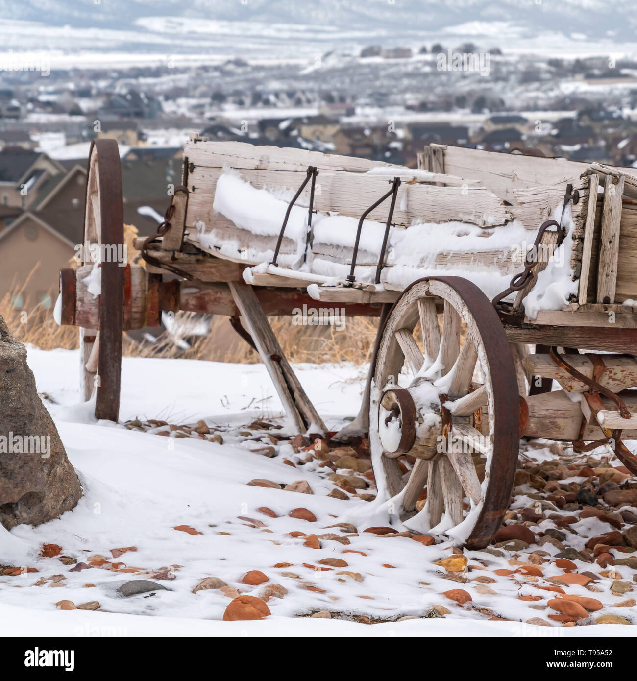 Chariot en bois carré avec chaînes et roues rouillées saupoudrés de neige  en hiver Photo Stock - Alamy