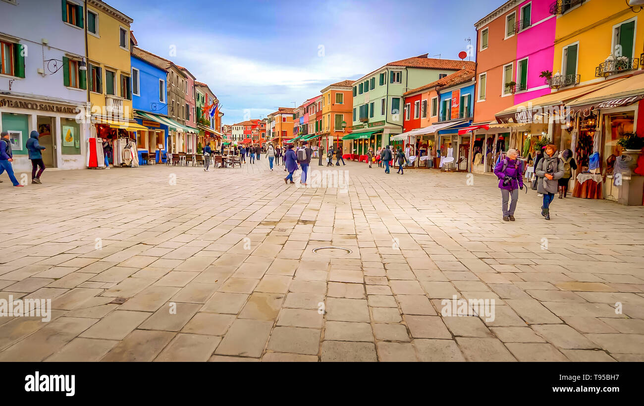 Les touristes visitant la pittoresque village de pêcheurs de Burano - Venise, Italie Banque D'Images