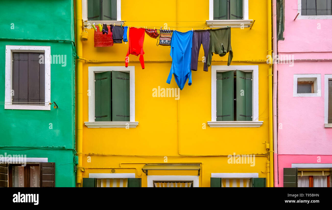 Blanchisserie suspendus pour le séchage des coups de vent dans village coloré de Burano, Venise, Italie Banque D'Images