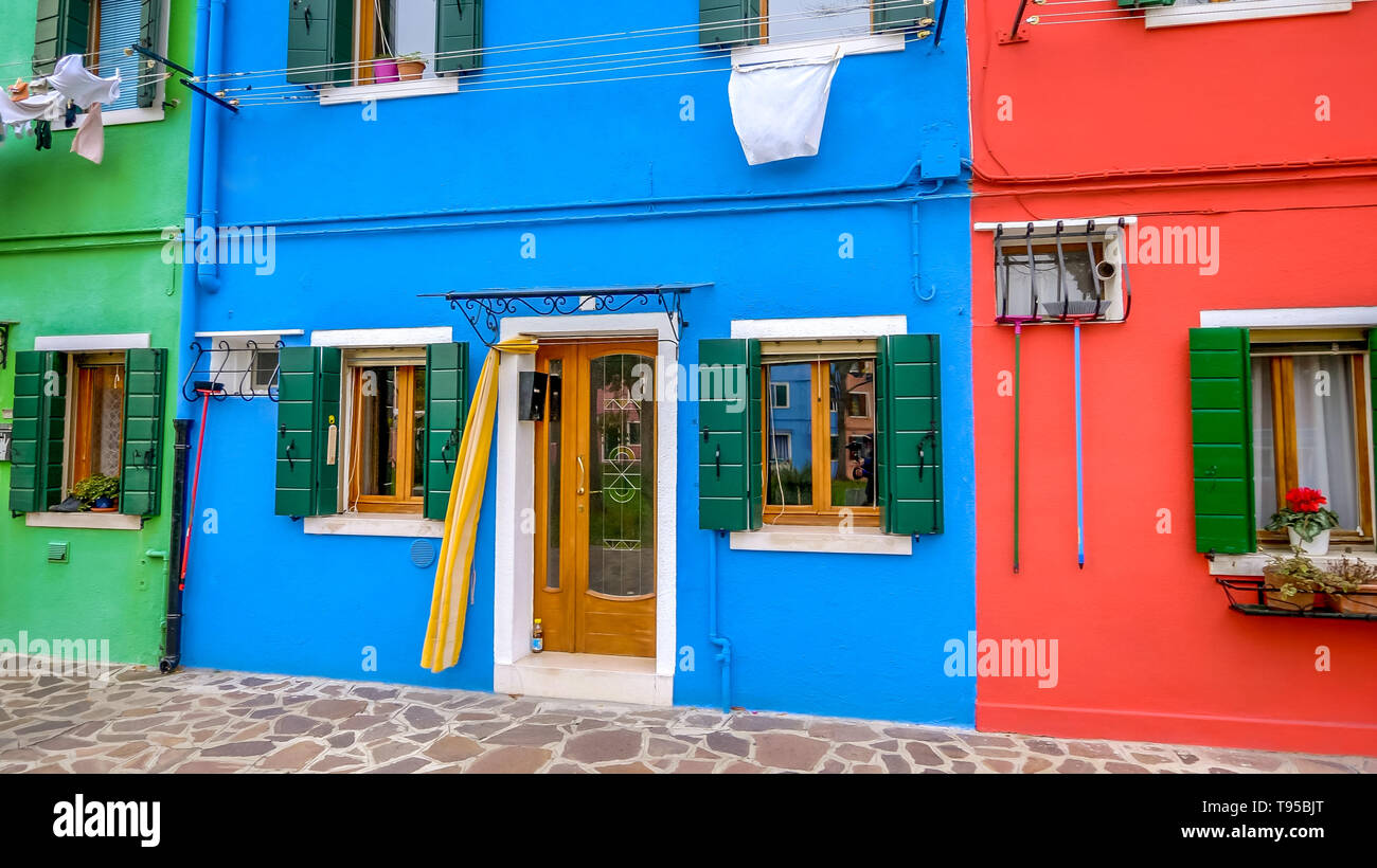 Portes avant de maisons peintes de couleurs vives sur l'Île Burano à Venise, Italie Banque D'Images