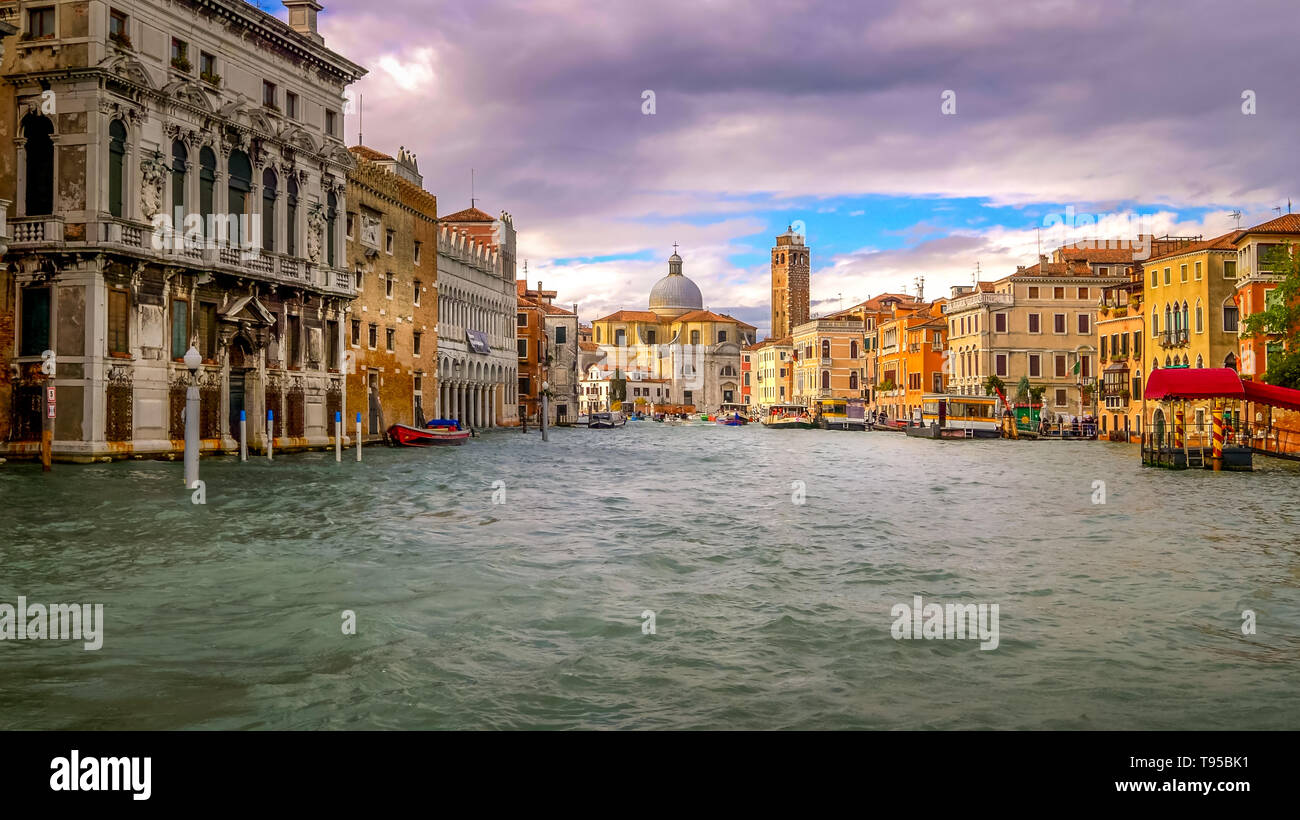 Grand Canal - bateaux et les toits de Venise, Italie Banque D'Images