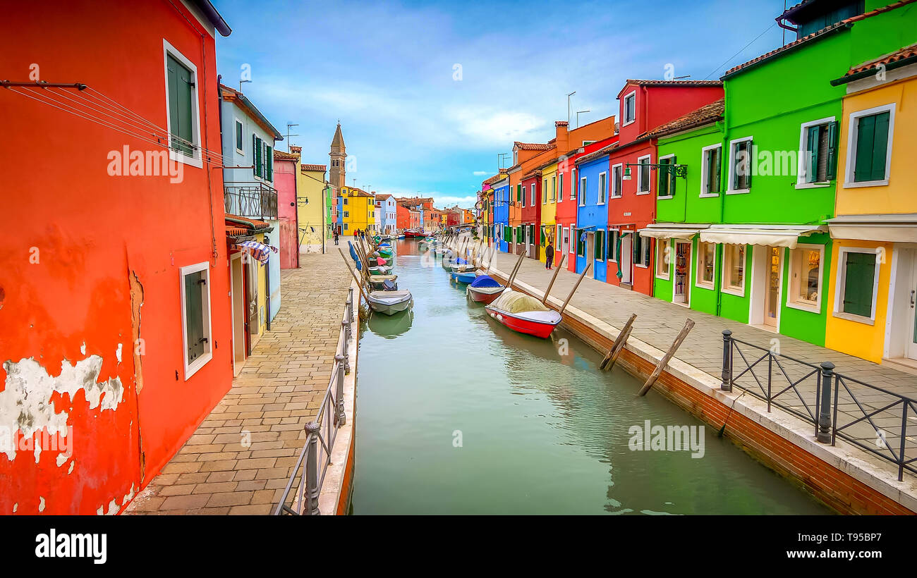 Village de pêche colorés et canal de l'Île Burano à Venise, Italie Banque D'Images