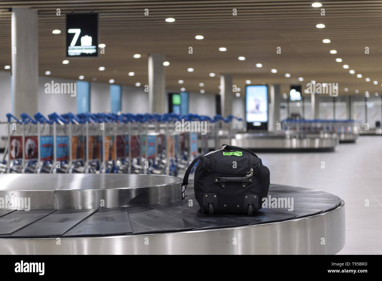 Colombier-Saugnieu (sud-est de la France). L'aéroport de Lyon  Saint-Exupéry. Valise sans surveillance sur une bande de transport de  bagages dans un hall vide Local *** Photo Stock - Alamy