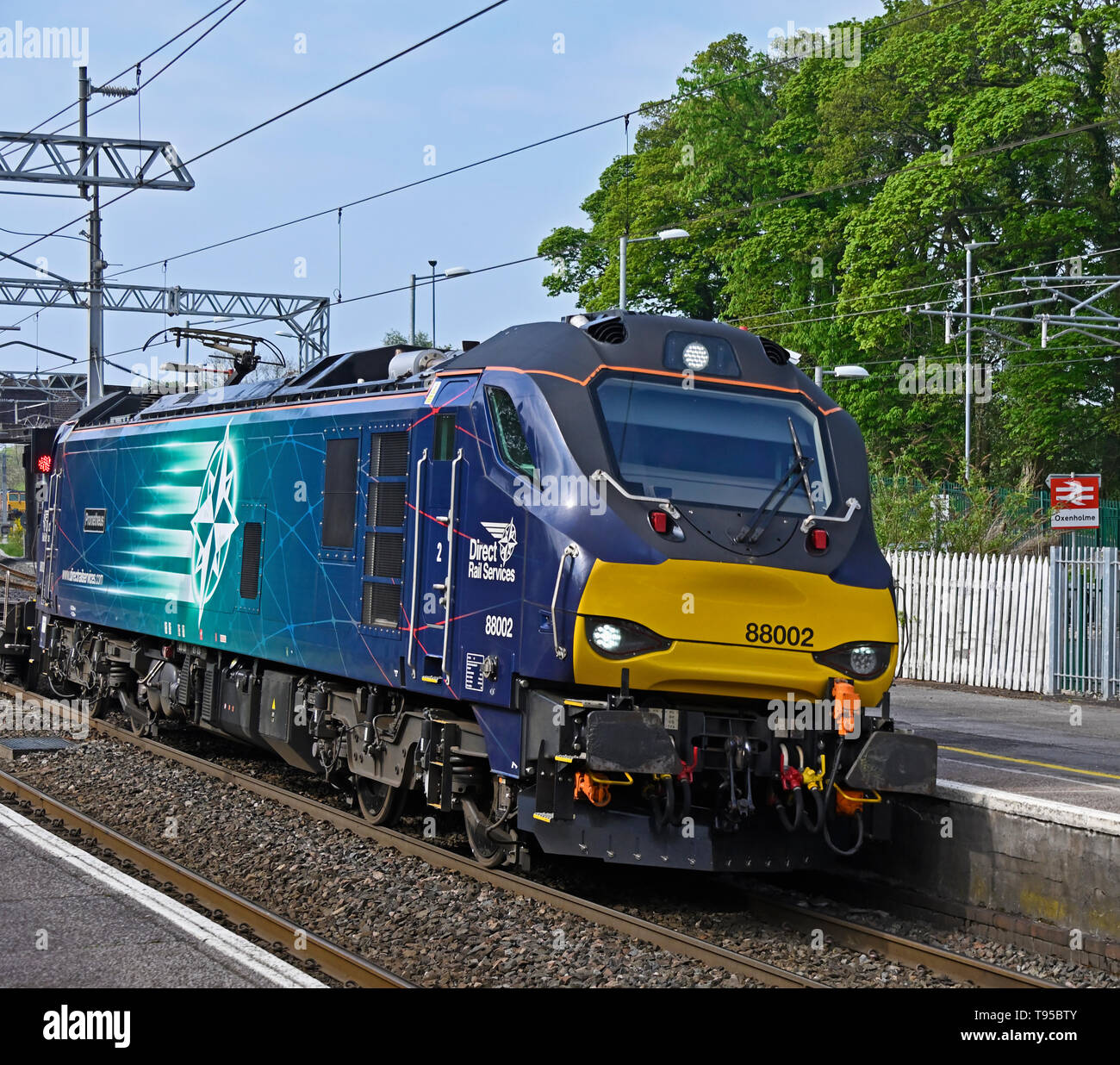 Classe 88 Services ferroviaire direct No88002 locomotive 'Prométhée' transportant les marchandises diverses sur la West Coast Main Line. Oxenholme, Cumbria, Angleterre, Royaume-Uni Banque D'Images