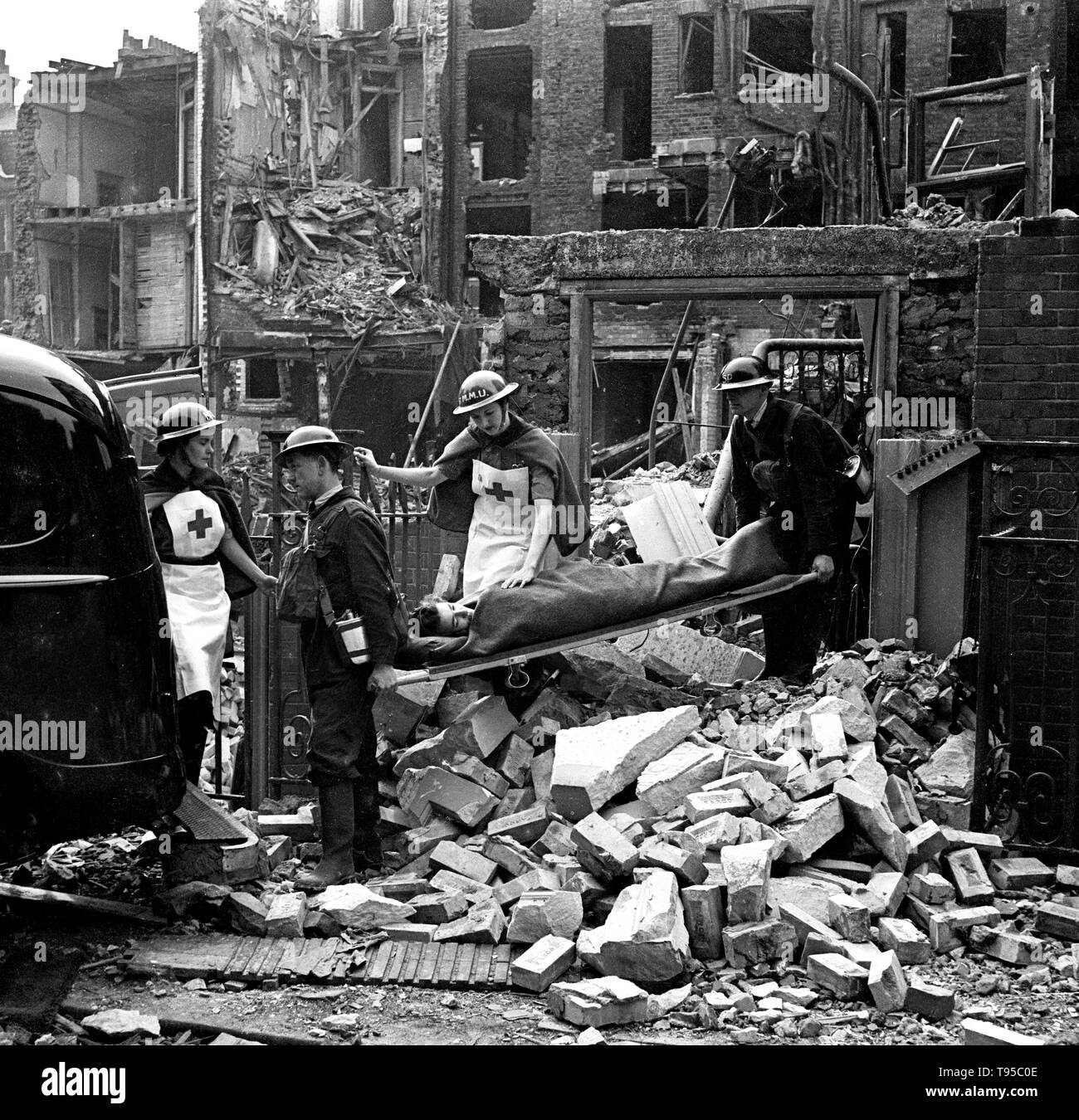 La Seconde Guerre mondiale air raid victime sauvée des bâtiment bombardé pendant le Blitz d'Angleterre septembre 1940 Banque D'Images
