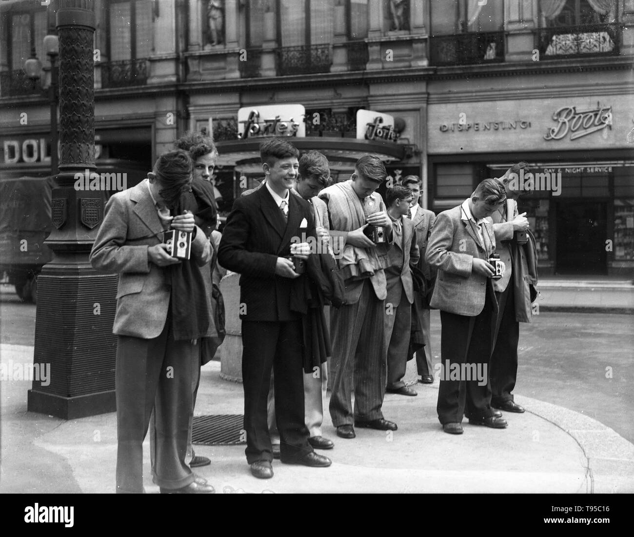Les jeunes hommes habillés d'adolescents de prendre des photographies à Westminster, Londres, 1949 Banque D'Images