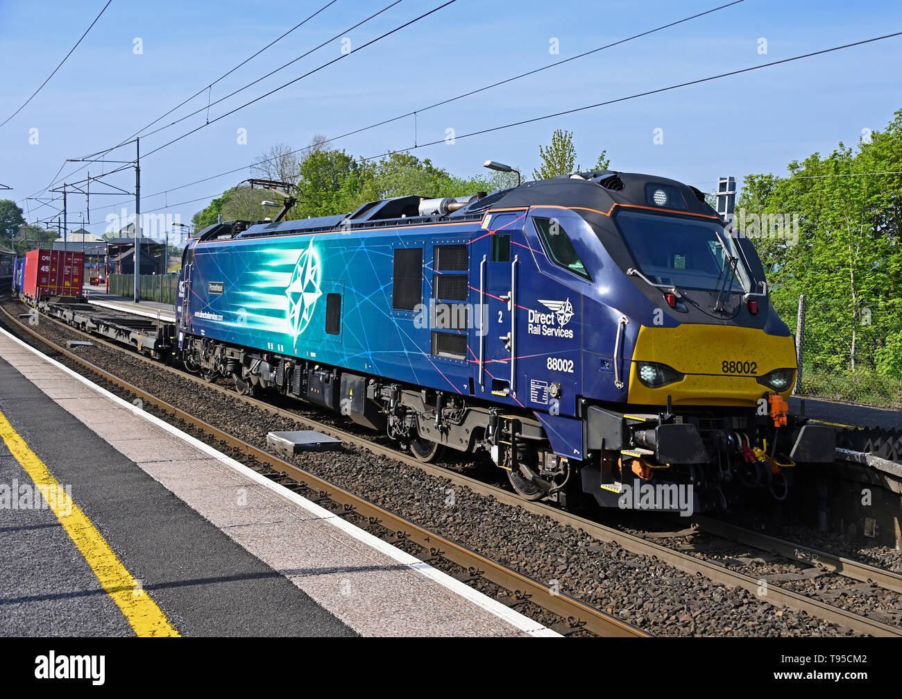 Classe 88 Services ferroviaire direct No88002 locomotive 'Prométhée' transportant les marchandises diverses sur la West Coast Main Line. Oxenholme, Cumbria, Angleterre, Royaume-Uni Banque D'Images