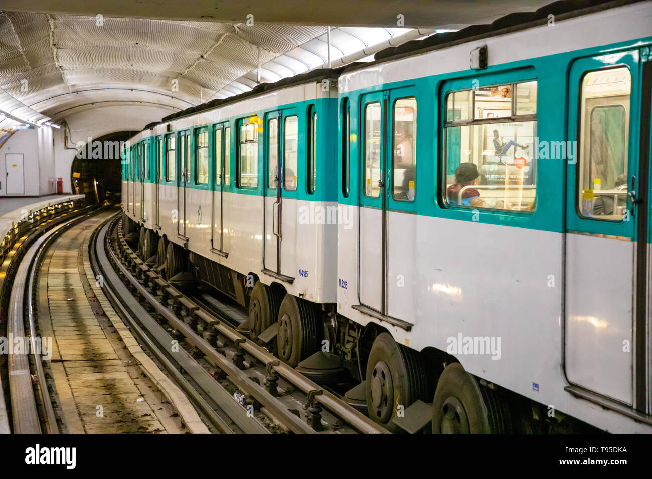 Paris, France - 24.04.2019 : la station de métro de Paris est le deuxième plus grand système de métro dans le monde à Paris, France Banque D'Images