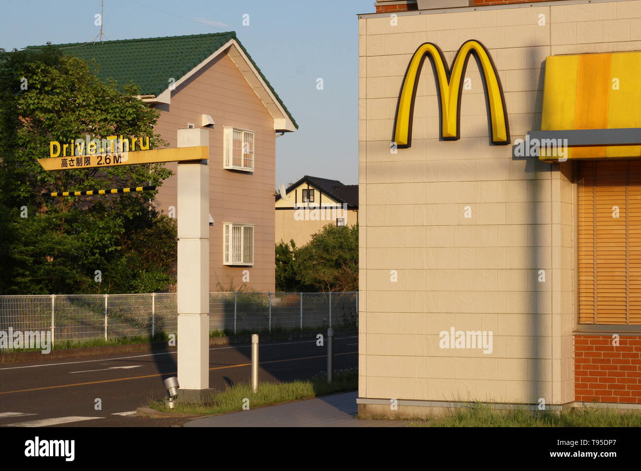 Le drive-thru section d'un McDonalds restaurant situé sur le côté d'une route principale très fréquentée dans Naruto en Sanmu Ville. Banque D'Images