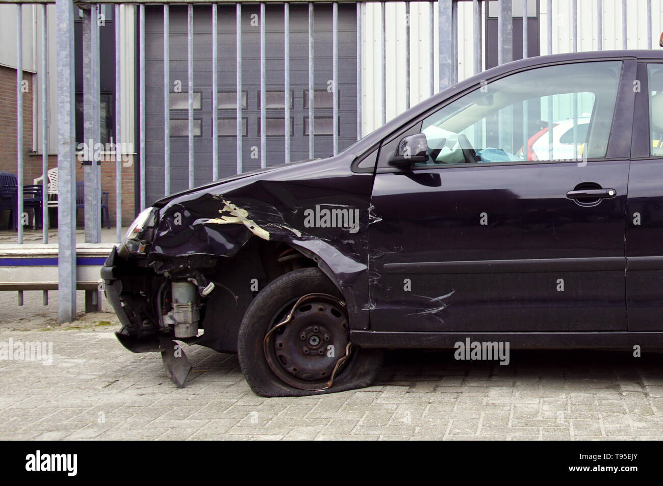 Naarden, Pays-Bas - le 25 mars 2018 : Volkswagen Polo avec dommages accident garé sur le côté de la route. Personne dans le véhicule. Banque D'Images