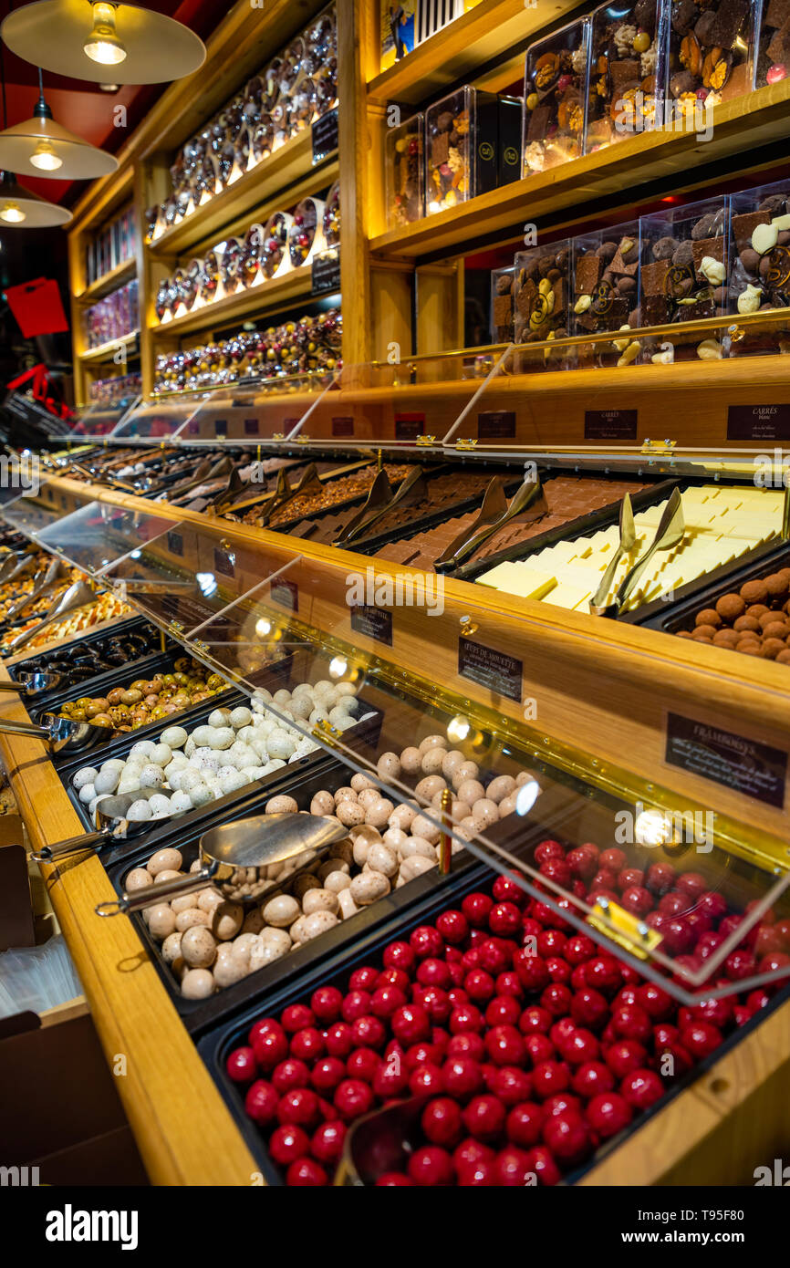 Paris, France - 24.04.2019 : Sweet Shop dans le Quartier Latin à Paris, France Banque D'Images