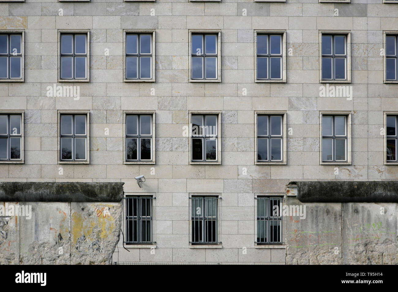 L'Detlev-Rohwedder-Haus bâtiment (anciennement le RLM / Ministère de l'air nazie en bâtiment WW2) derrière le mur de Berlin, Berlin, Allemagne. Banque D'Images