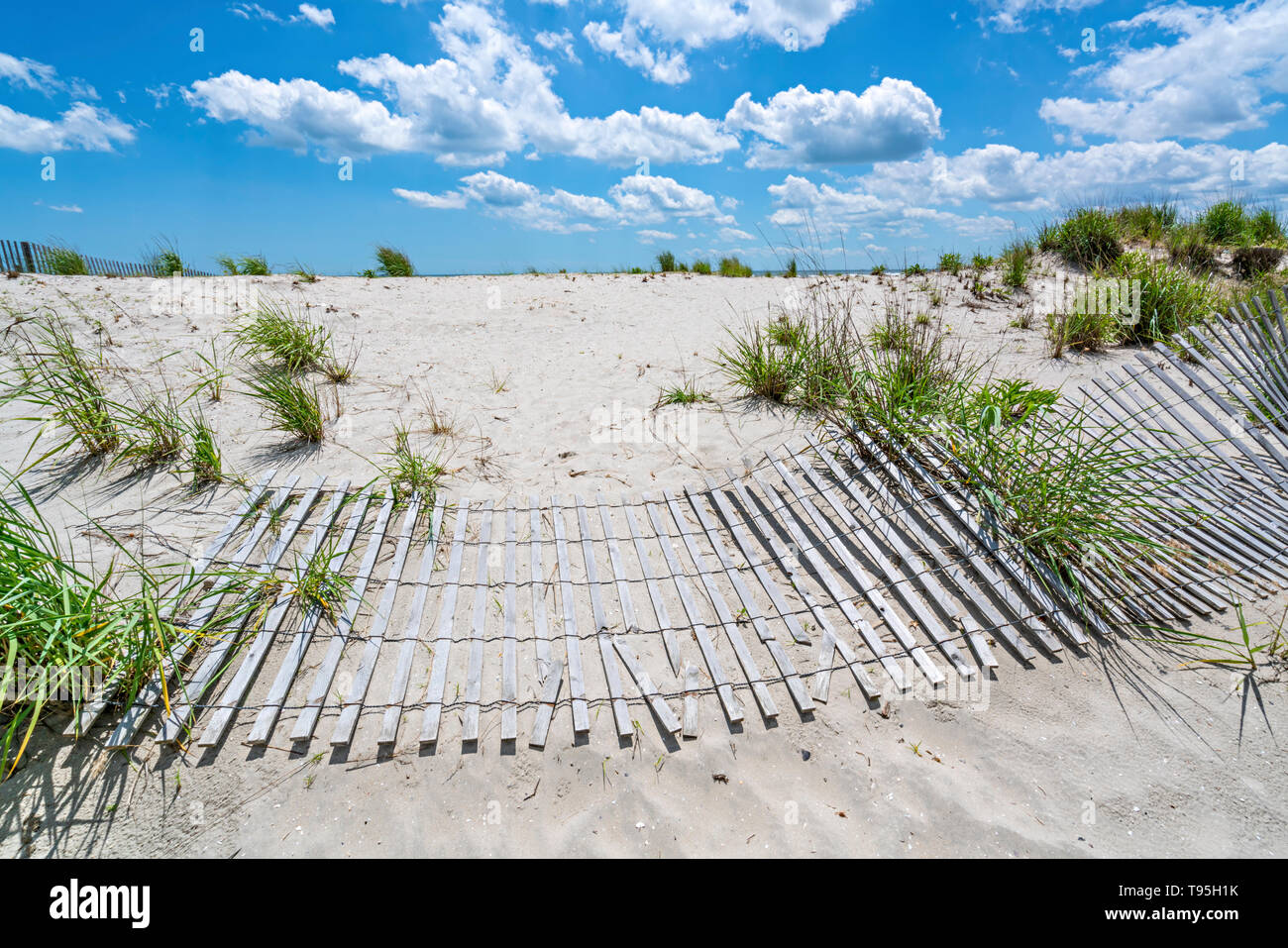 Clôture tombé dans le sable Banque D'Images