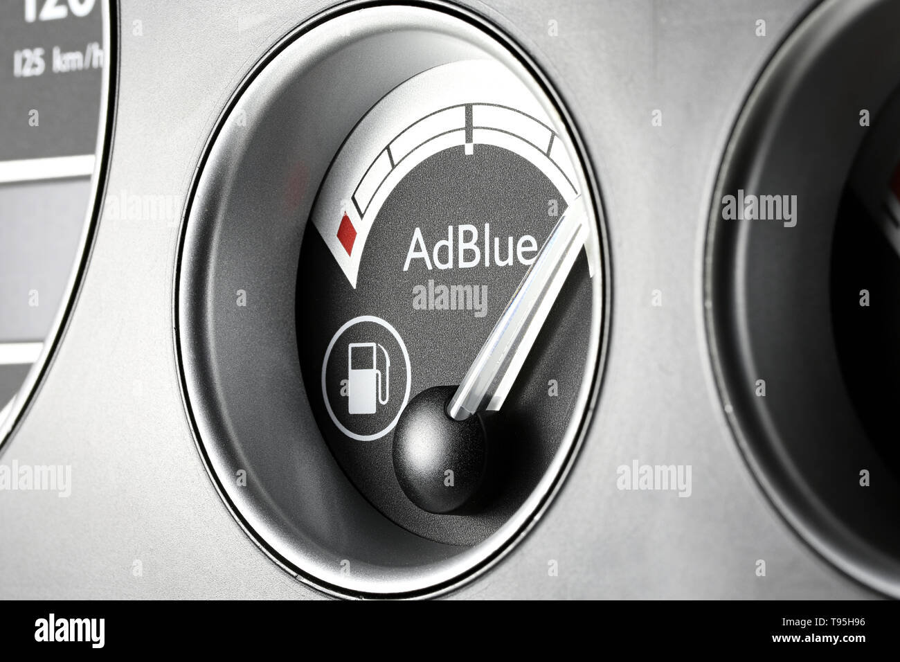 La jauge de carburant d'AdBlue dans le tableau de bord de camion complet - Banque D'Images