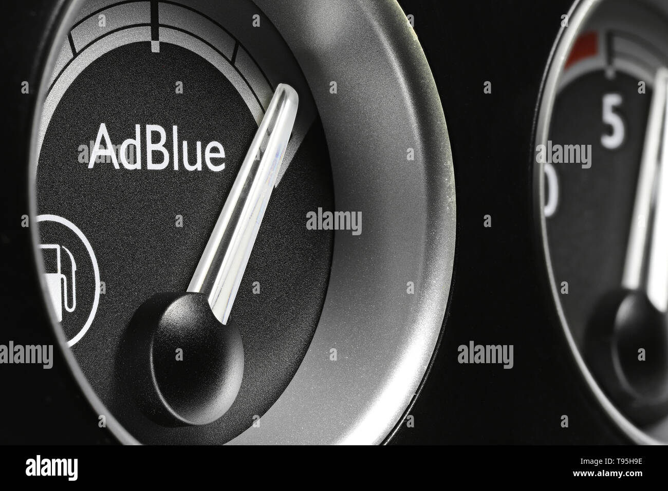 La jauge de carburant d'AdBlue dans le tableau de bord de camion complet  Photo Stock - Alamy