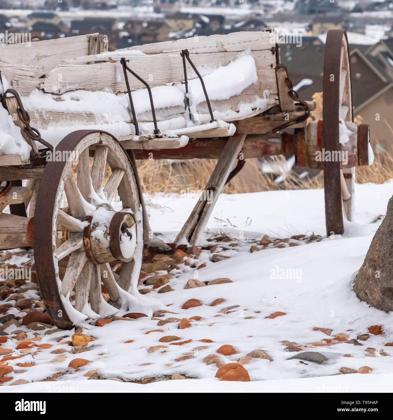 Carré en bois clair vieux wagon avec chaînes et roues rouillées saupoudrés  de neige en hiver Photo Stock - Alamy