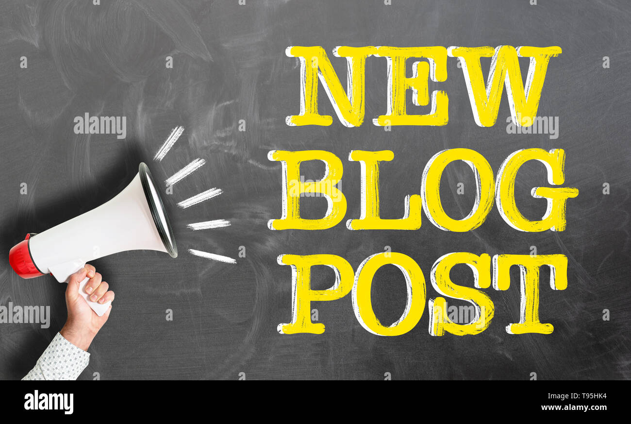 Hand holding megaphone contre text New blog post on blackboard Banque D'Images