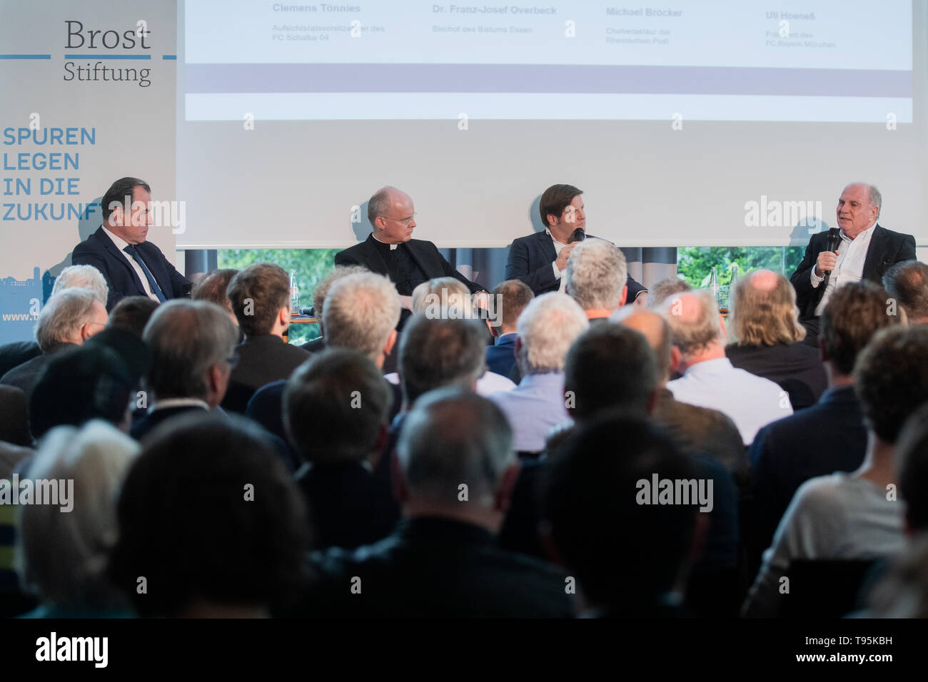 Bonn, Allemagne. 16 mai, 2019. Soccer : réunion-débat "l'adhésif ? Le rôle du football à l'Allemagne, par l'Académie de Bonn pour la recherche et l'enseignement de la politique pratique : Clemens Tönnies (l-r), Président du Conseil de Surveillance de FC Schalke 04, Franz-Josef Overbeck, Ruhrbischof, Michael Bröcker, rédacteur en chef du Rheinische Post, et Uli Hoeness, président du FC Bayern Munich s'asseoir sur le podium. Crédit : Rolf Vennenbernd/dpa/Alamy Live News Banque D'Images