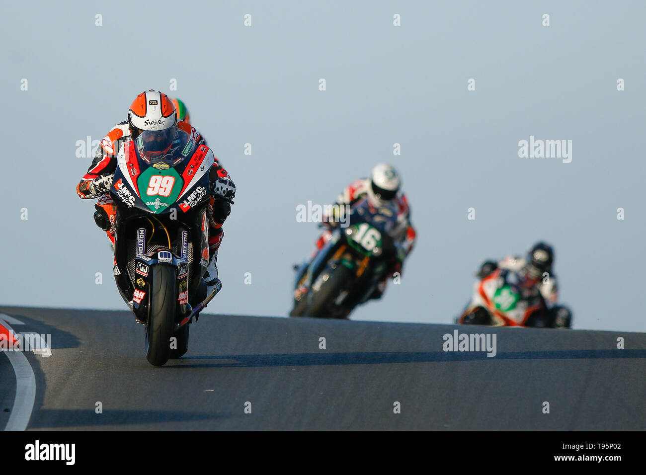 Bushmills, Irlande du Nord. 16 mai, 2019. 200 North West International Motorcycle road racing, le jeudi soir et pratique racing ; Jeremy McWilliams (KMR Kawasaki) était en tête avant de tomber sur la 2ème tour : Action Crédit Plus Sport/Alamy Live News Banque D'Images