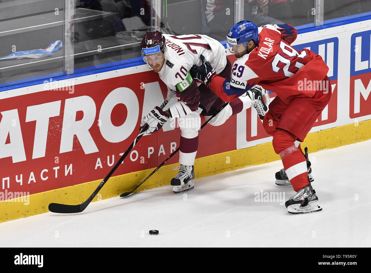 Bratislava, Slovaquie. 16 mai, 2019. R-L Jan Kolar (CZE) et Miks Indrasis (LAT) en action pendant le match entre la République tchèque et la Lettonie au sein de l'IIHF 2019 Championnat du monde à Bratislava, Slovaquie, le 16 mai 2019. Photo : CTK Vit Simanek/Photo/Alamy Live News Banque D'Images