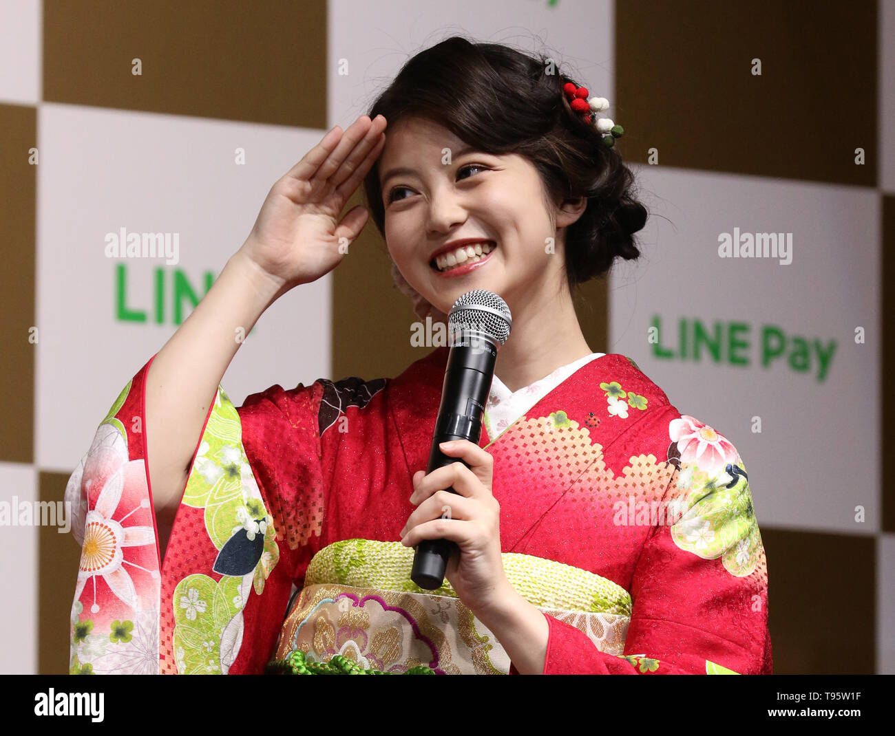 Tokyo, Japon. 16 mai, 2019. L'actrice japonaise Mio Imada assiste à un événement promotionnel de la paye en direct, le géant japonais de la ligne SNS service de paiement en ligne à Tokyo le jeudi 16 mai, 2019. Payer en ligne espère que les 30 milliards de yen giveaway permettra d'accroître l'utilisation de leur ligne sans espèces payer service de transfert d'argent. Credit : Yoshio Tsunoda/AFLO/Alamy Live News Banque D'Images