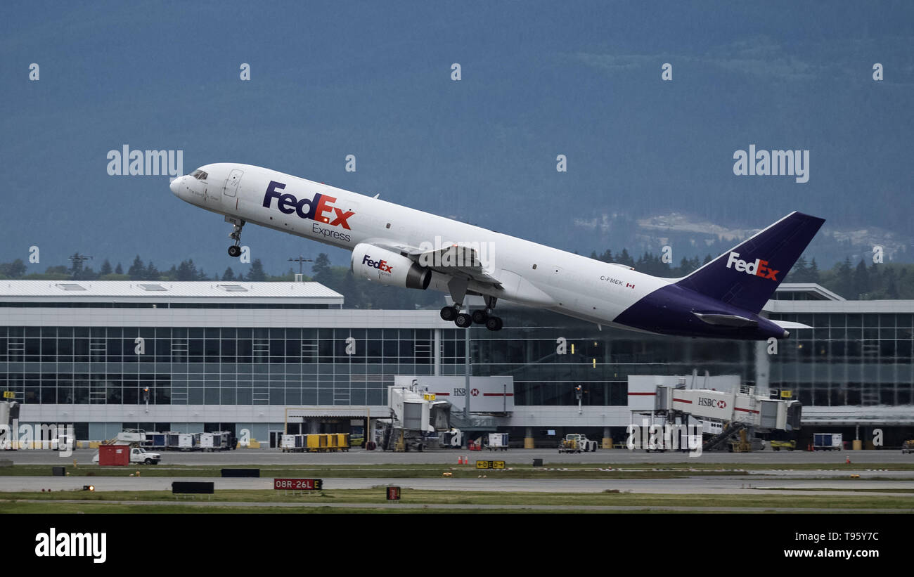 Richmond, Colombie-Britannique, Canada. 15 mai, 2019. Un envoi FedEx  Express Boeing 757-2B7 SF (C-FMEK) air cargo jet, exploité par Morningstar  Air Express, décolle de l'Aéroport International de Vancouver. Credit :  Bayne Stanley/ZUMA/Alamy