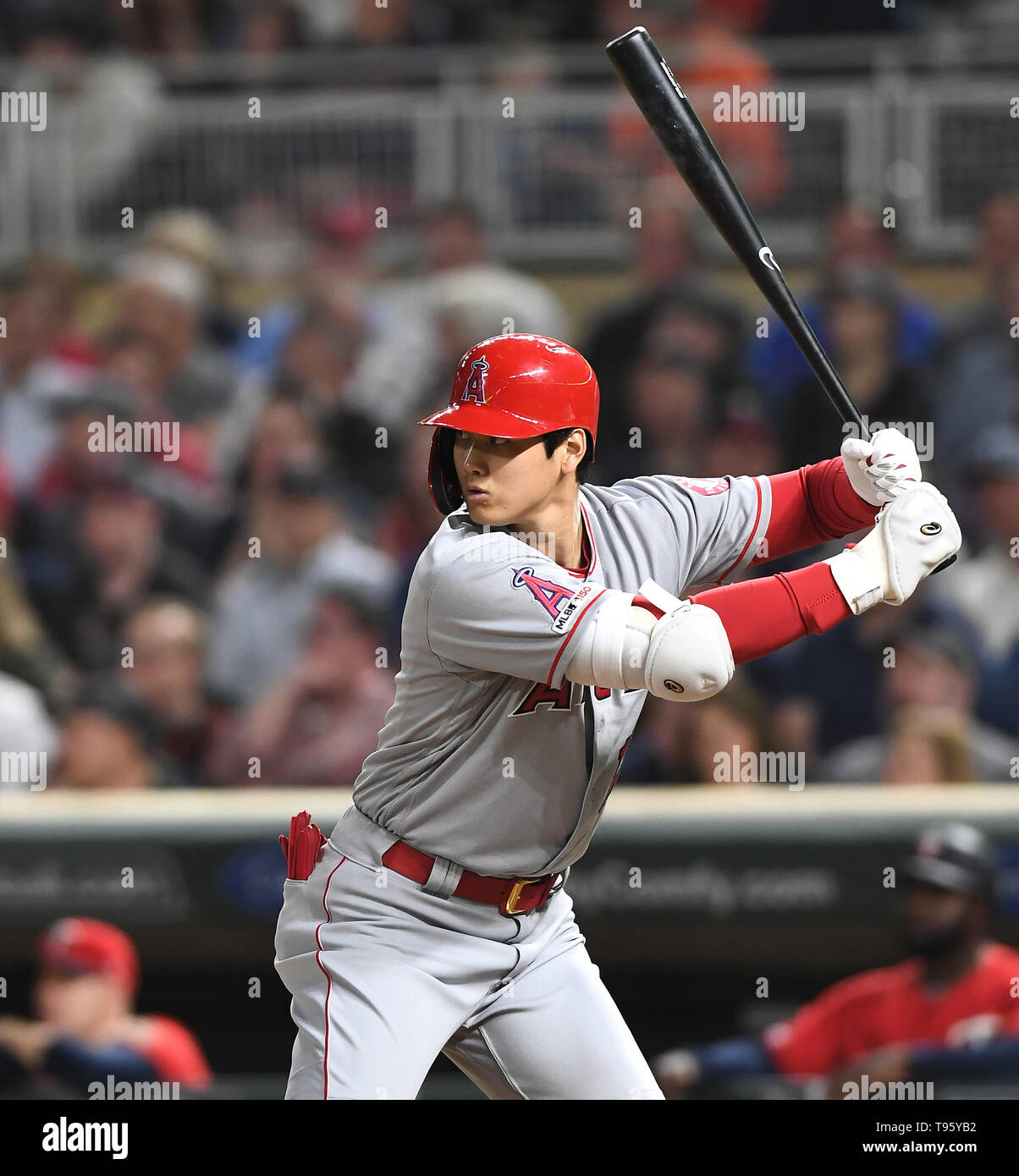 Los Angeles Angels frappeur Shohei Ohtani au bâton dans la huitième manche de la Ligue Majeure de Baseball pendant la partie contre les Twins du Minnesota au champ cible à Minneapolis, Minnesota, United States, 14 mai 2019. Credit : AFLO/Alamy Live News Banque D'Images