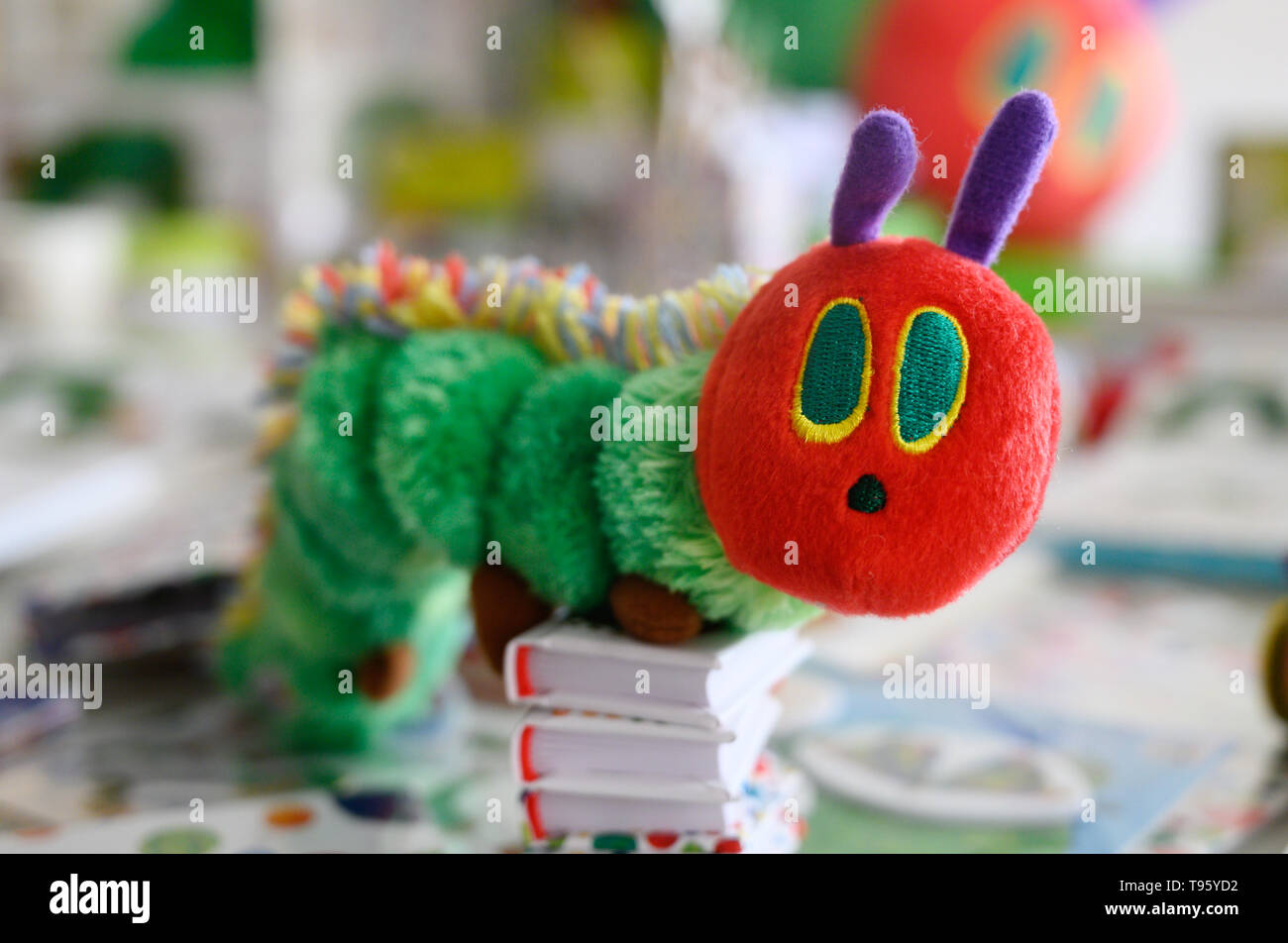 15 Mai 19 Basse Saxe Hildesheim Une Chenille Jamais Plein De Peluches Se Trouve Sur Une