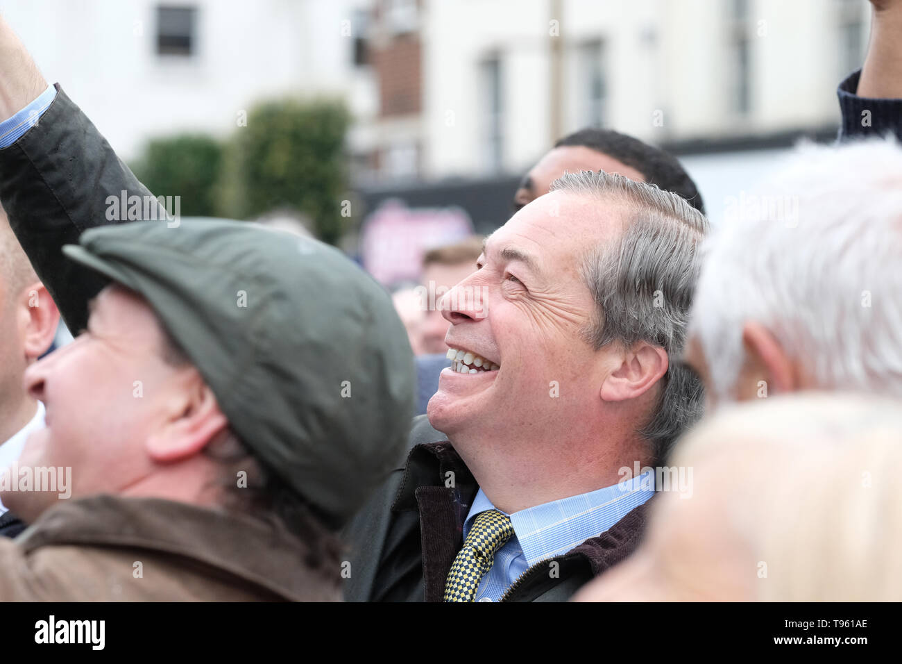 Dudley, West Midlands, England, UK - Vendredi 17 mai 2019 - Nigel Farage à la rencontre du public pendant la partie Brexit tour à Dudley, West Midlands de l'avant des semaines prochaines élections du Parlement européen - La ville de Dudley a voté 67 % en faveur de la sortie de l'UE dans le référendum de 2016. Photo Steven Mai / Alamy Live News Banque D'Images