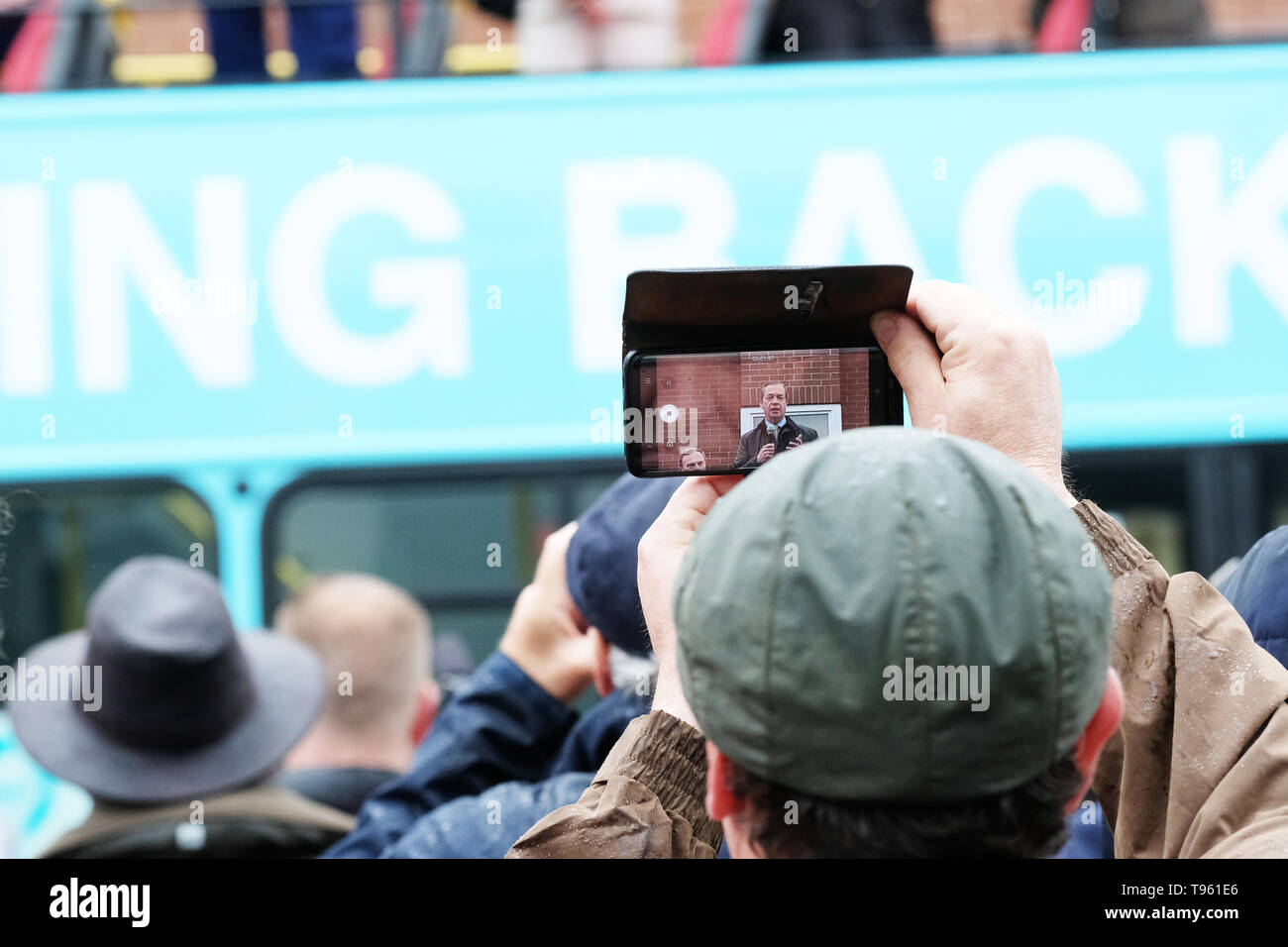 Dudley, West Midlands, England, UK - Vendredi 17 mai 2019 - membre du public films Nigel Farage comme il parle au public de son combat pendant la partie Brexit bus tour à Dudley, West Midlands de l'avant des semaines prochaines élections du Parlement européen - La ville de Dudley a voté 67 % en faveur de la sortie de l'UE dans le référendum de 2016. Photo Steven Mai / Alamy Live News Banque D'Images