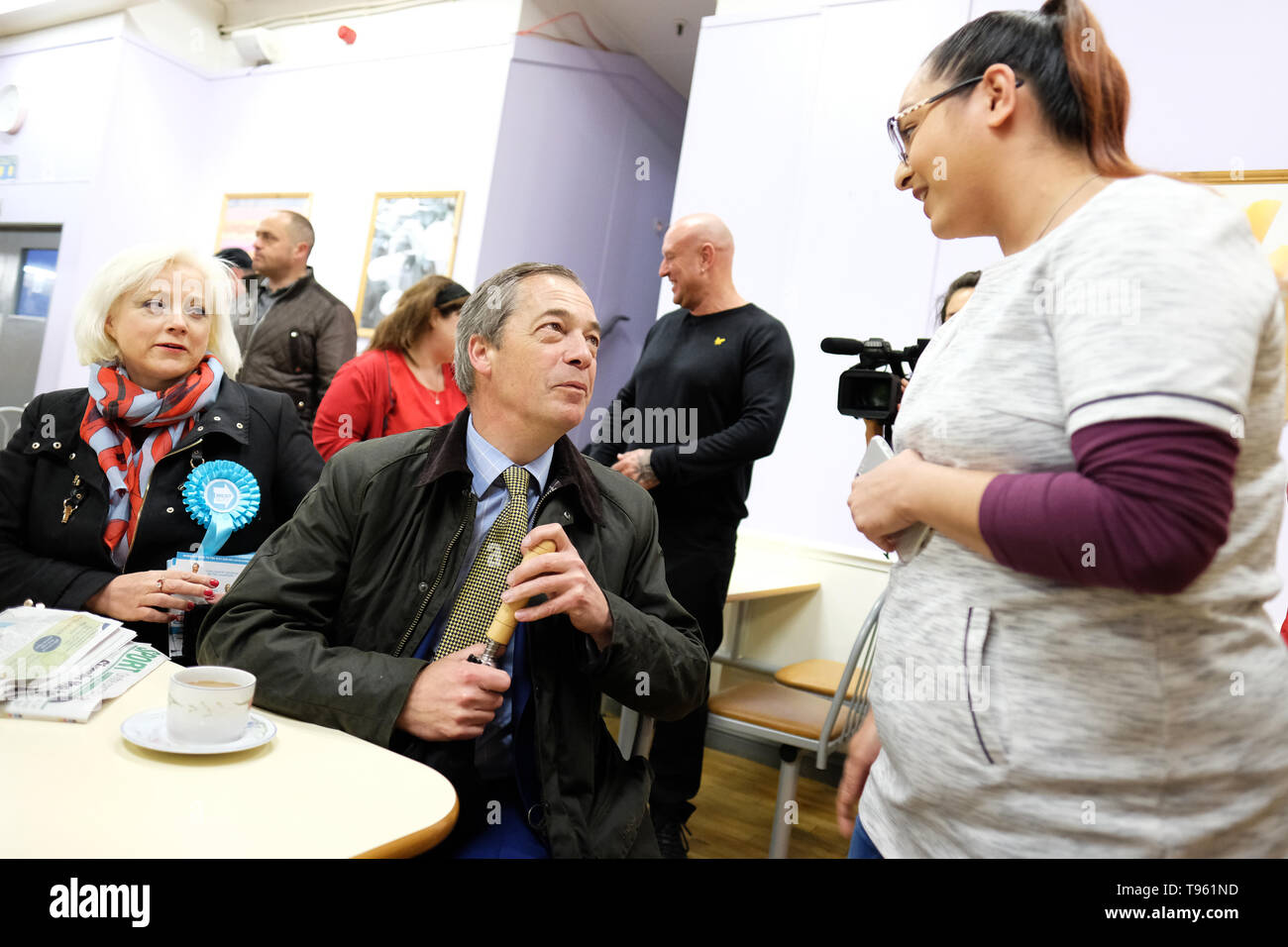 Dudley, West Midlands, England, UK - Vendredi 17 mai 2019 - Nigel Farage à la rencontre du public pendant la partie Brexit tour à Dudley, West Midlands de l'avant des semaines prochaines élections du Parlement européen - La ville de Dudley a voté 67 % en faveur de la sortie de l'UE dans le référendum de 2016. Photo Steven Mai / Alamy Live News Banque D'Images