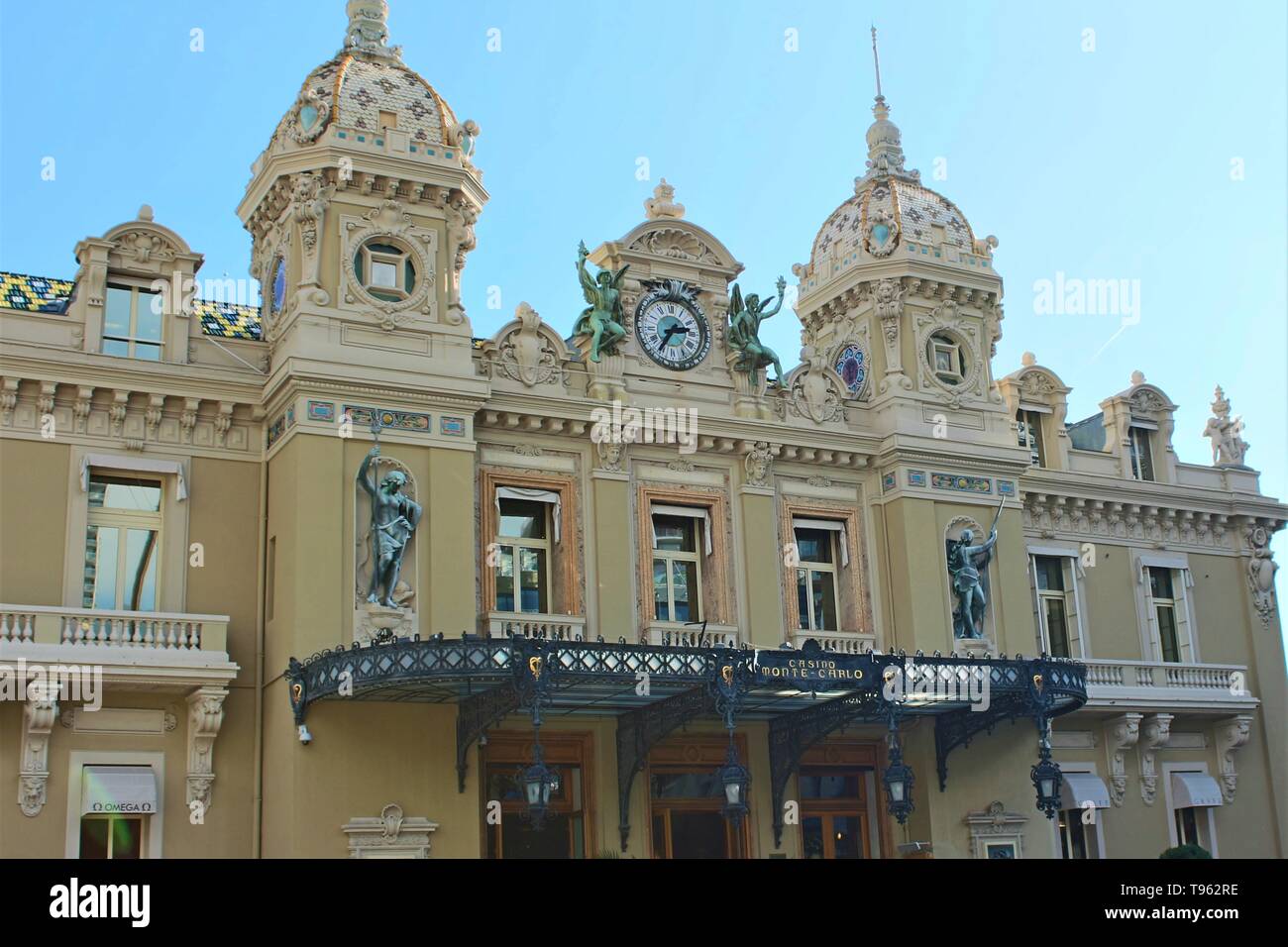 Monte Carlo, Monaco - 25 octobre 2018 : un gros plan de la fameuse Grand Place du Casino de Monte Carlo. Banque D'Images