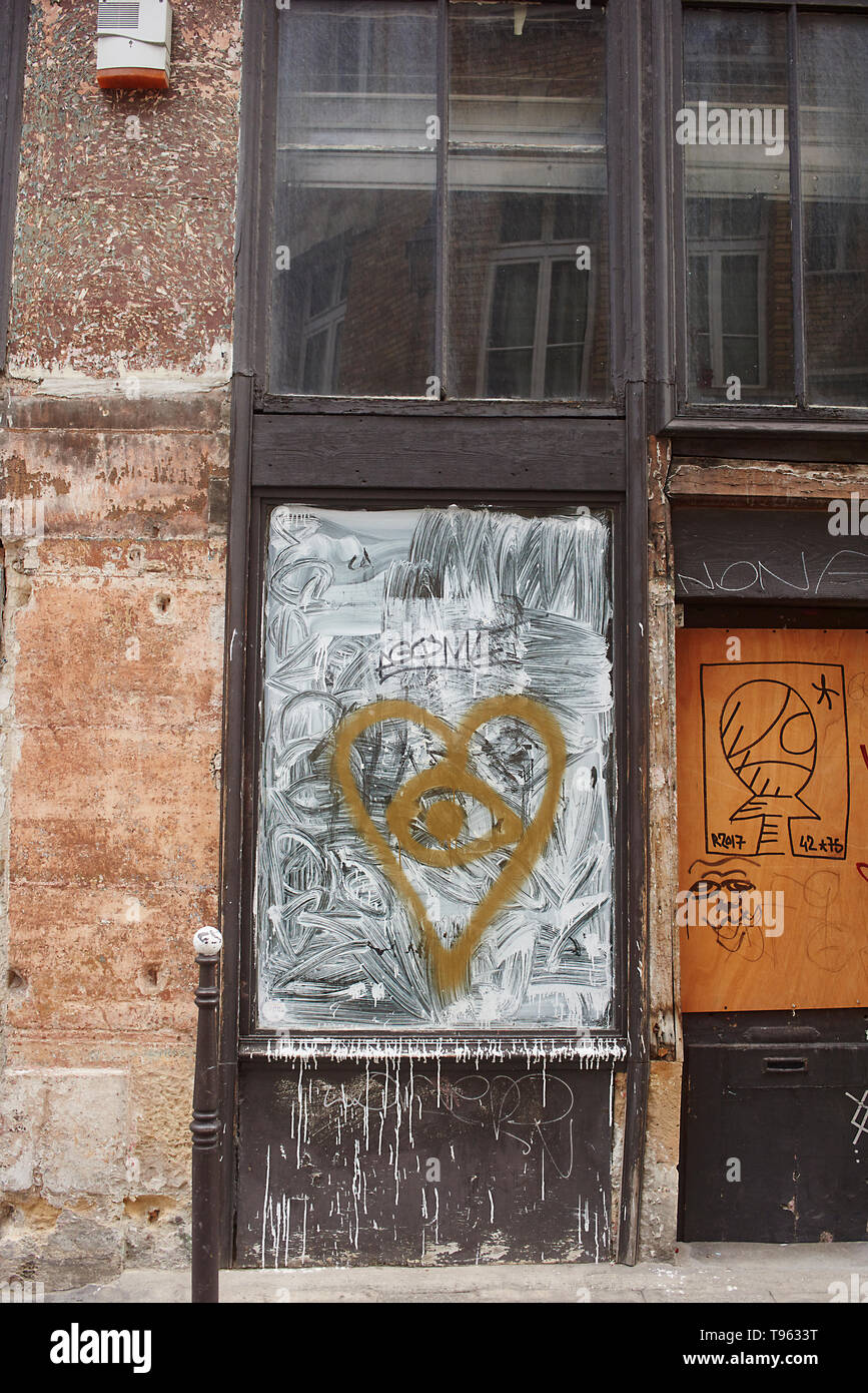 Graffity mur et fenêtre dans le centre ville de Paris Banque D'Images