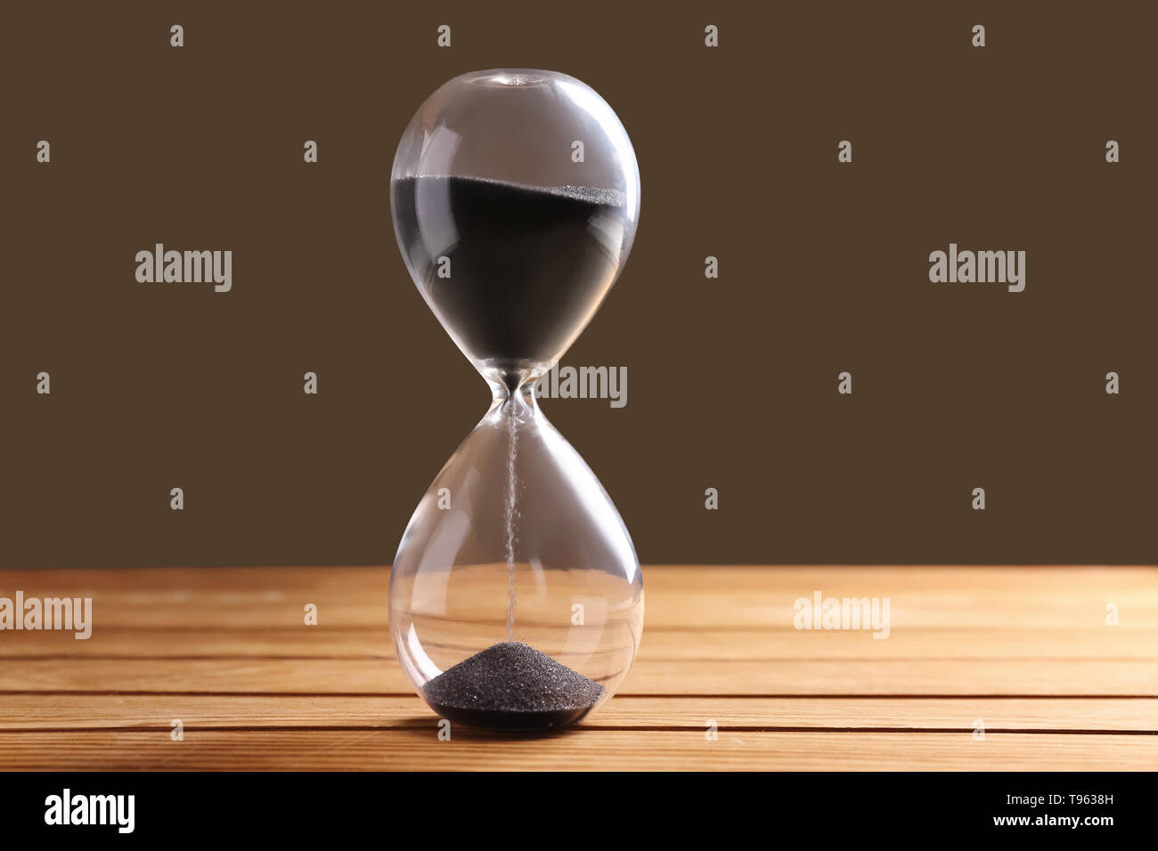 Sablier de cristal de sable noir sur table en bois Banque D'Images