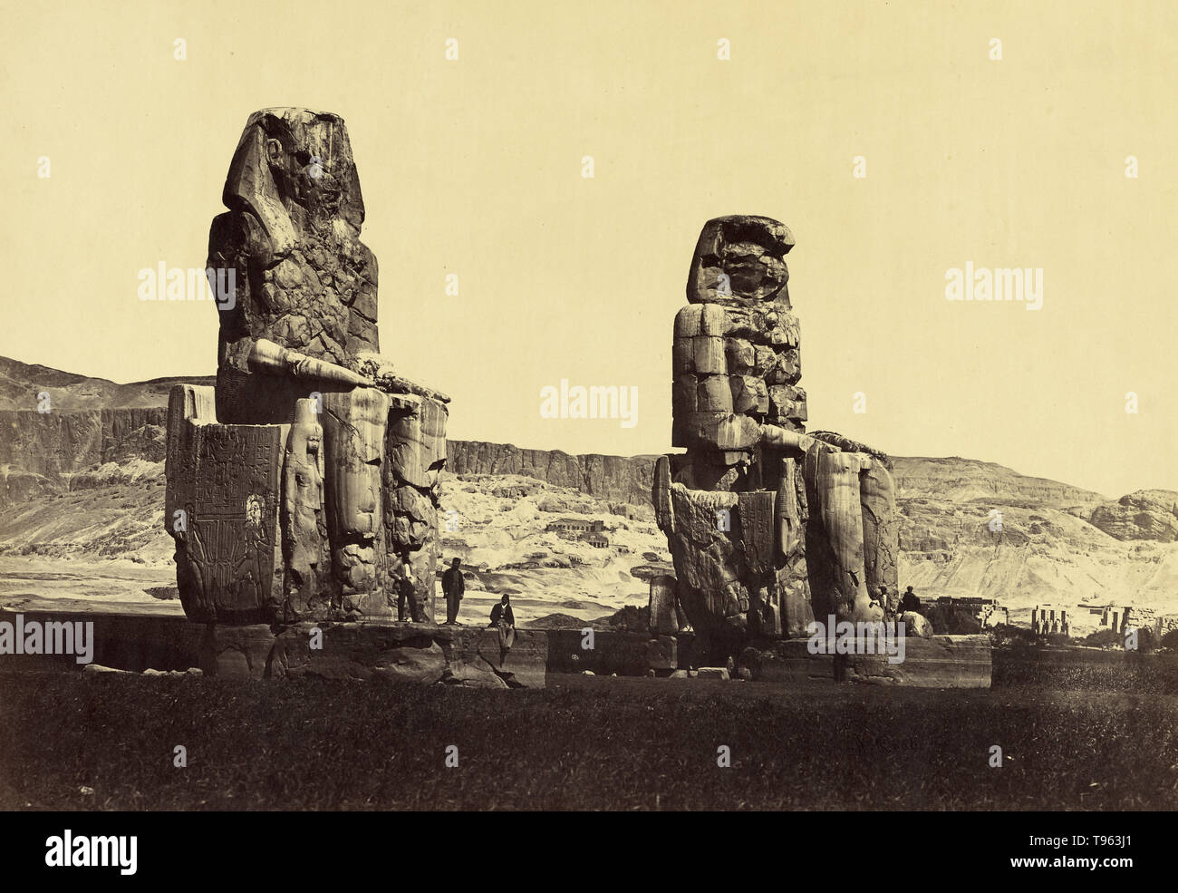 Colosses de Memnon, Thèbes, Egypte, ch. Années 1880. Antonio Beato (anglais, né en Italie, vers 1835 - 1906). À l'albumine argentique. Les colosses de Memnon (arabe : el-Colossat ? ? Ou es-Salamat) sont deux énormes statues de pierre du pharaon Amenhotep III, qui régna en Egypte au cours de la dynastie XVIII. Au cours des 3 400 dernières années (depuis 1350 avant J.-C.), ils sont intervenus à la nécropole thébaine, située à l'ouest du Nil à partir de la ville moderne de Louxor. Banque D'Images
