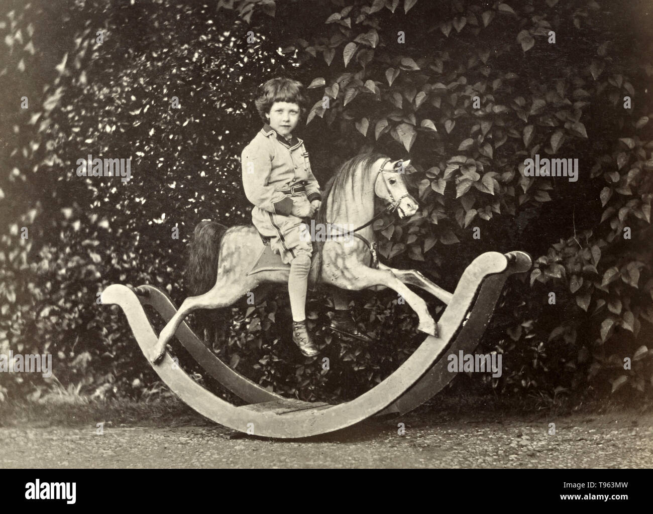 Jeune garçon avec fouet sur cheval à bascule, années 1870 (impression  albumine)