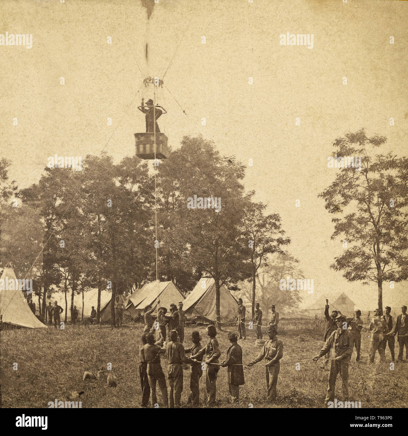 L'Intrepid ballon militaire a été utilisé pour reconnaître la bataille de Fair Oaks sur juin 1,1862. La bataille de Seven Pines, également connu sous le nom de la bataille de Fair Oaks ou Fair Oaks, a eu lieu le 31 mai et le 1 juin, 1862, dans Henrico County, en Virginie, dans le cadre de la campagne de la péninsule de la guerre civile américaine. Studio de Mathew B. Brady (américain, environ 1823 - 1896) ; Mai - Juin, 1862 ; à l'albumine argentique. Banque D'Images