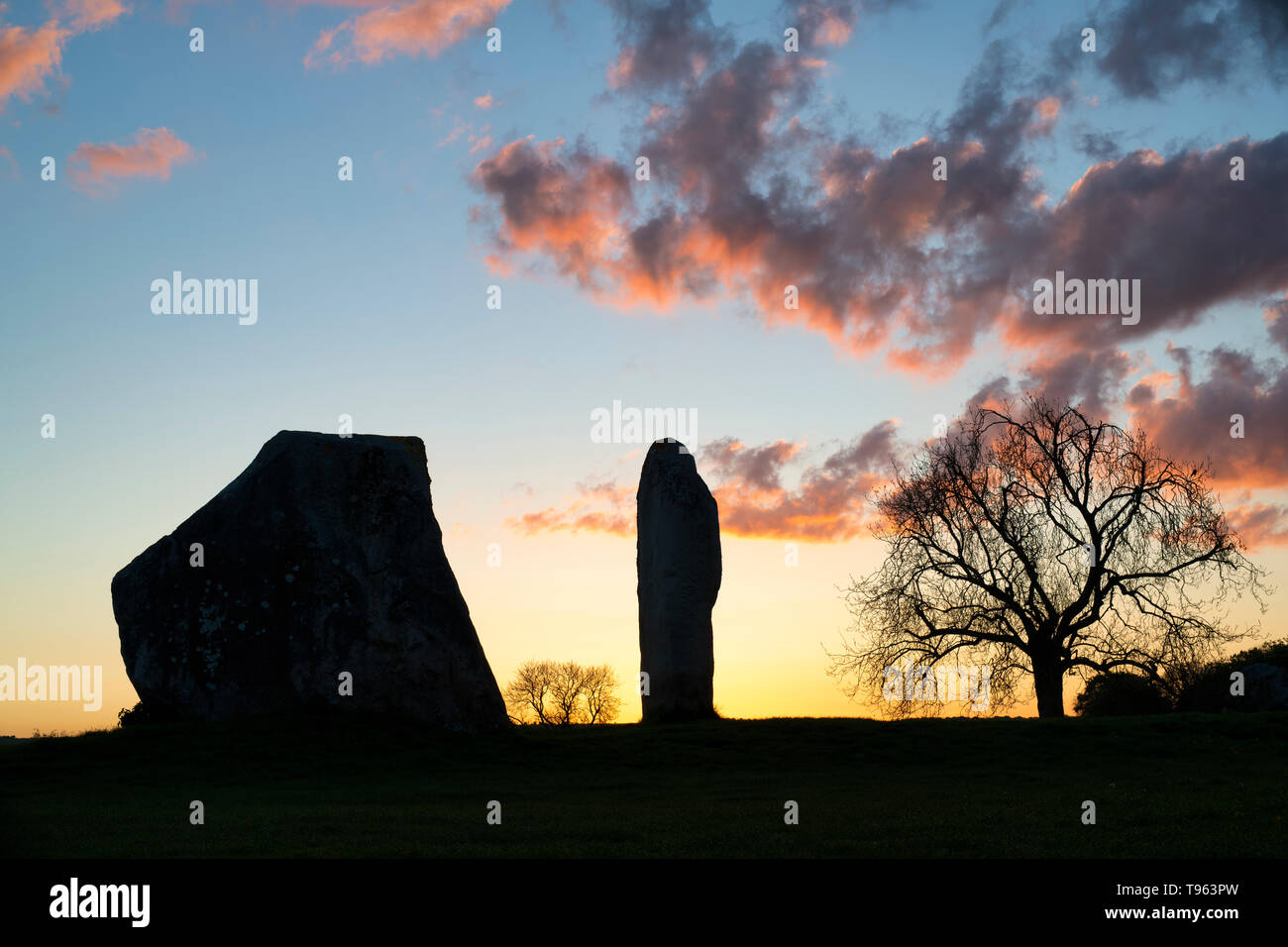 En Pierres Sarsen Avebury Stone Circle au printemps au lever du soleil. Avebury, Wiltshire, Angleterre. Silhouette Banque D'Images